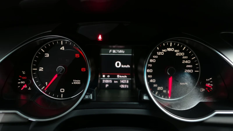 Audi A5 2.0TDI/4x4/Пълна сервизна история !!!, снимка 10 - Автомобили и джипове - 53596139