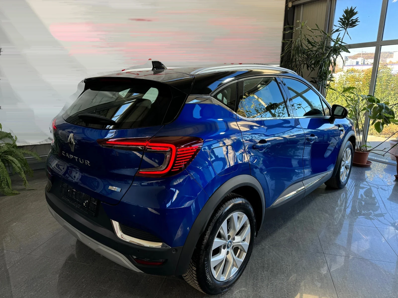 Renault Captur 3000 КМ INTENS E-TECH PLUG-IN HYBRID - изображение 3