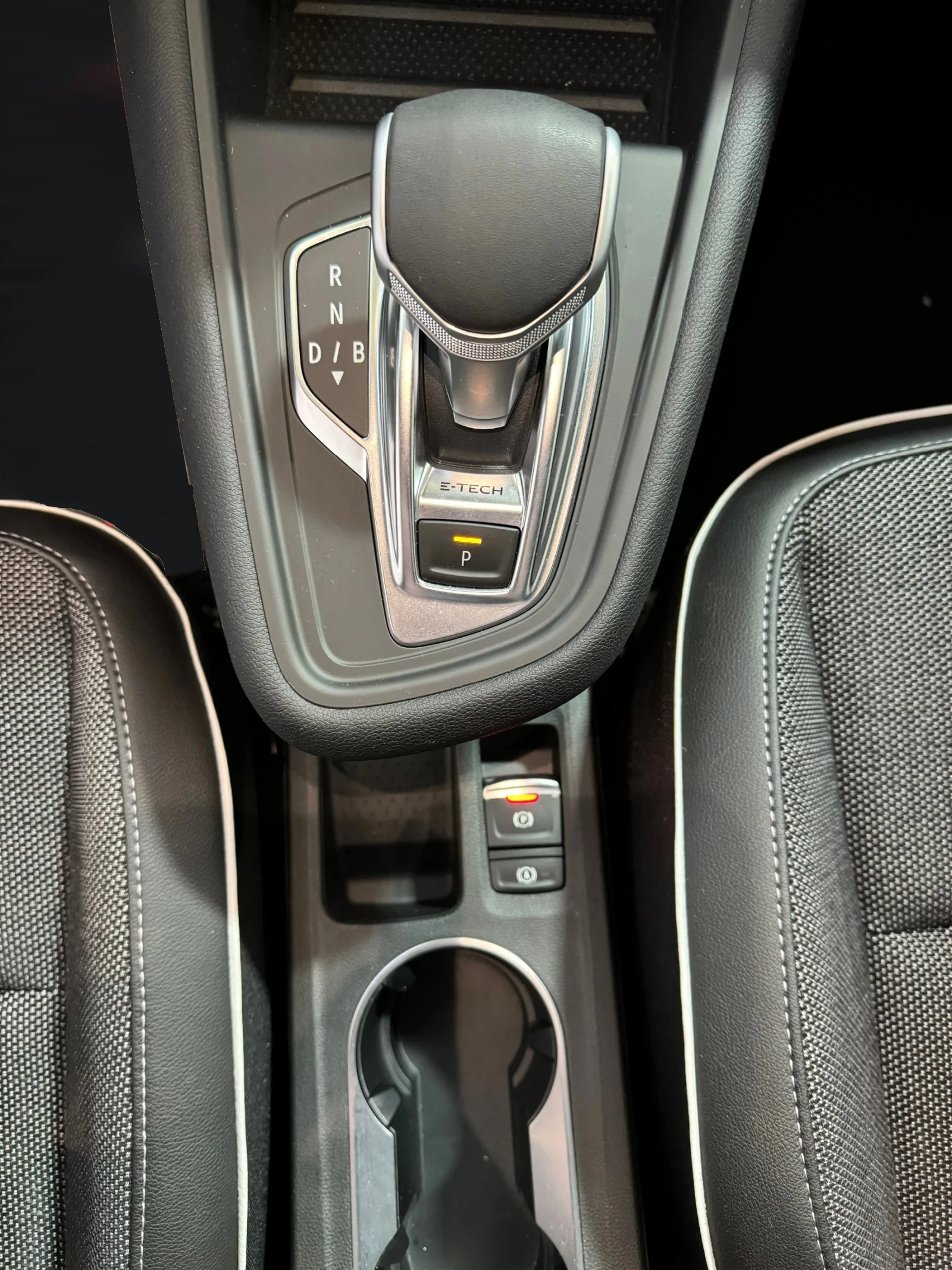 Renault Captur 3000 КМ INTENS E-TECH PLUG-IN HYBRID - изображение 6