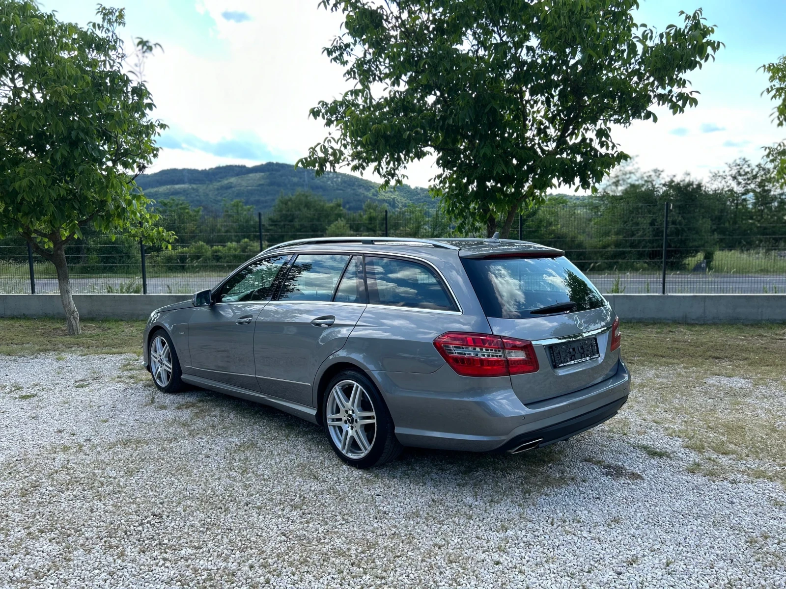 Mercedes-Benz E 350 CDI 4MATIC AVANTGARDE AMG LED XENON NAVI OBDUHVANE - изображение 3
