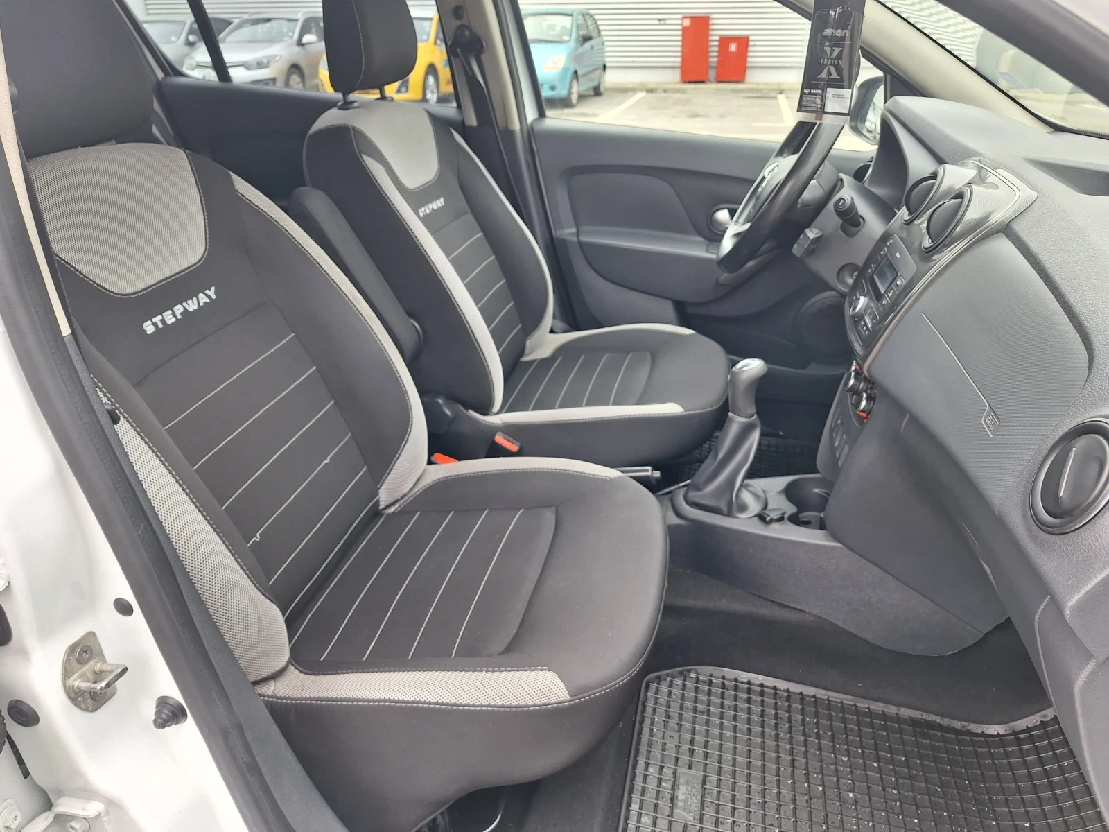 Dacia Sandero 0.9 ТCE, снимка 9 - Автомобили и джипове - 53666295