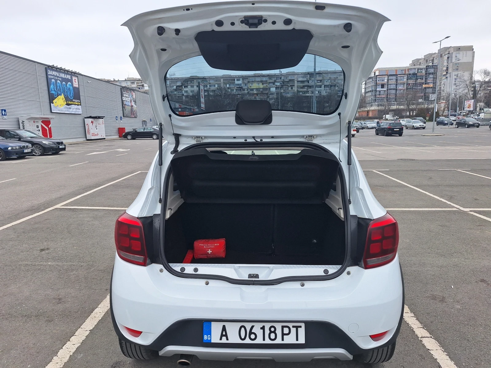 Dacia Sandero 0.9 ТCE, снимка 13 - Автомобили и джипове - 53666295