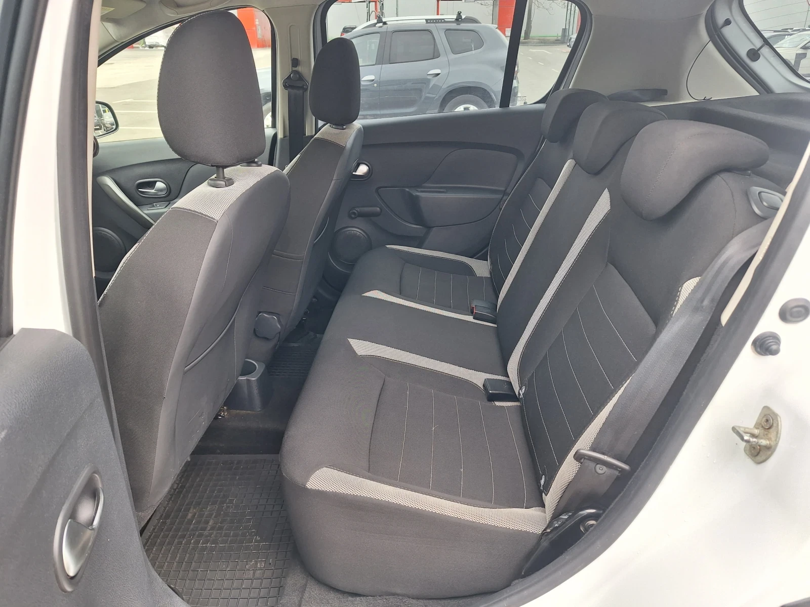 Dacia Sandero 0.9 ТCE, снимка 12 - Автомобили и джипове - 53666295