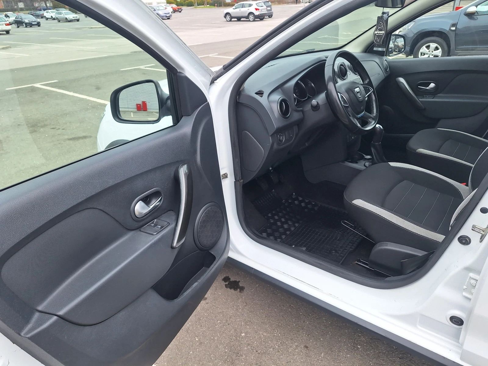 Dacia Sandero 0.9 ТCE, снимка 7 - Автомобили и джипове - 53666295