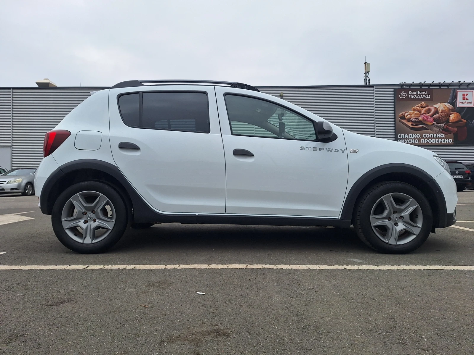 Dacia Sandero 0.9 ТCE, снимка 3 - Автомобили и джипове - 53666295