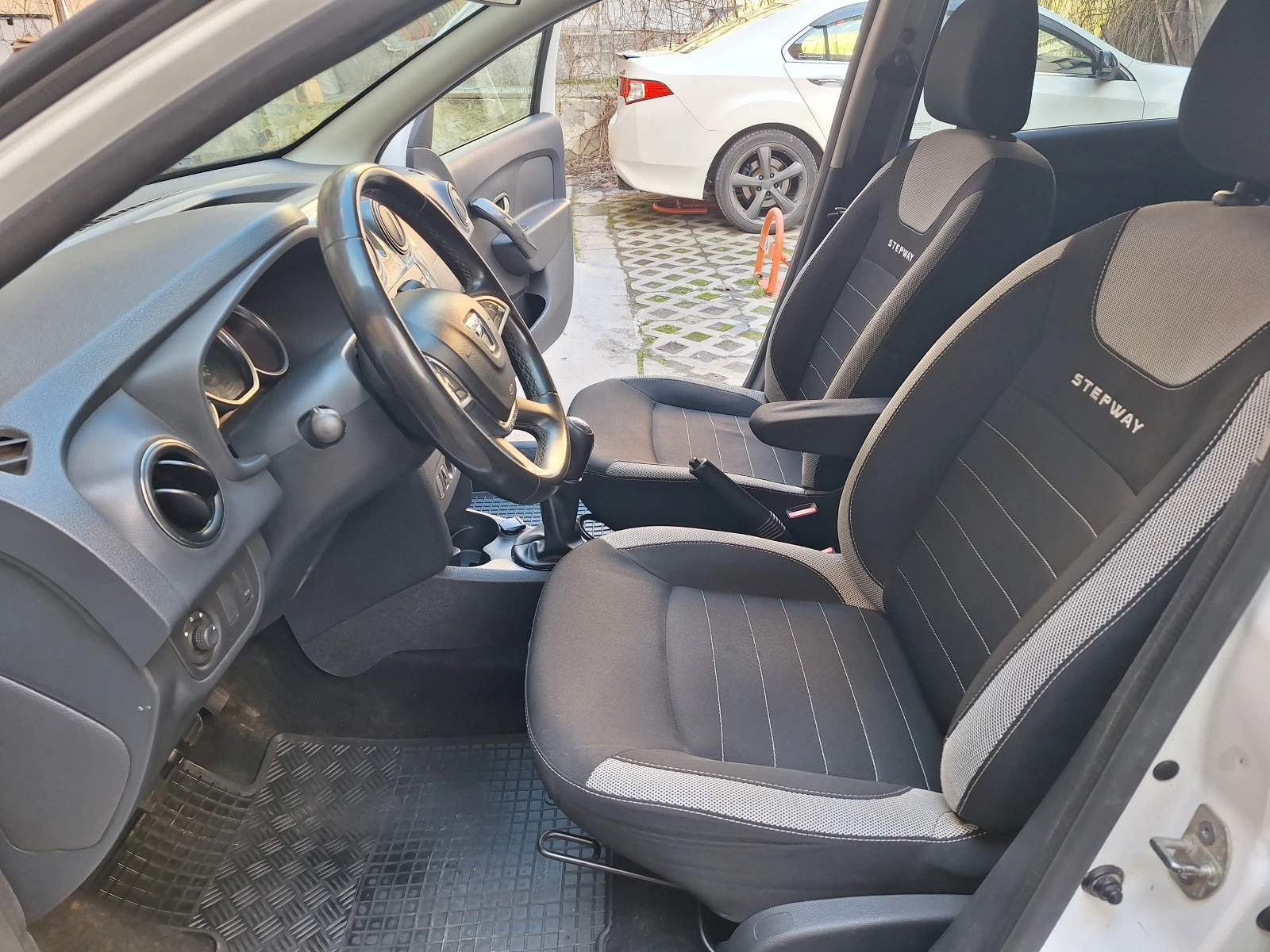 Dacia Sandero 0.9 ТCE - изображение 9