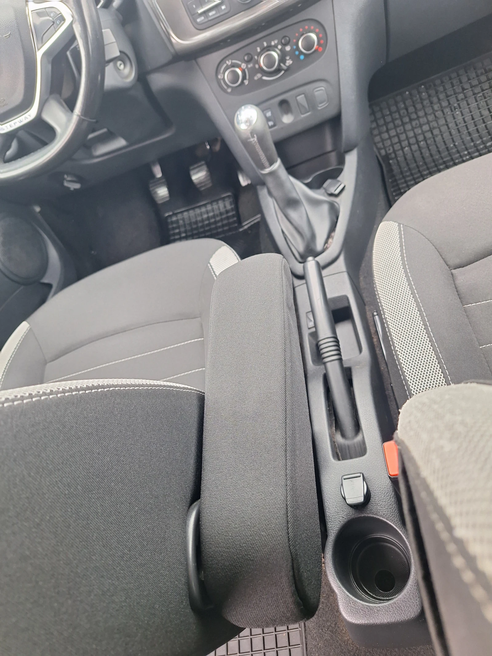 Dacia Sandero 0.9 ТCE, снимка 11 - Автомобили и джипове - 53666295