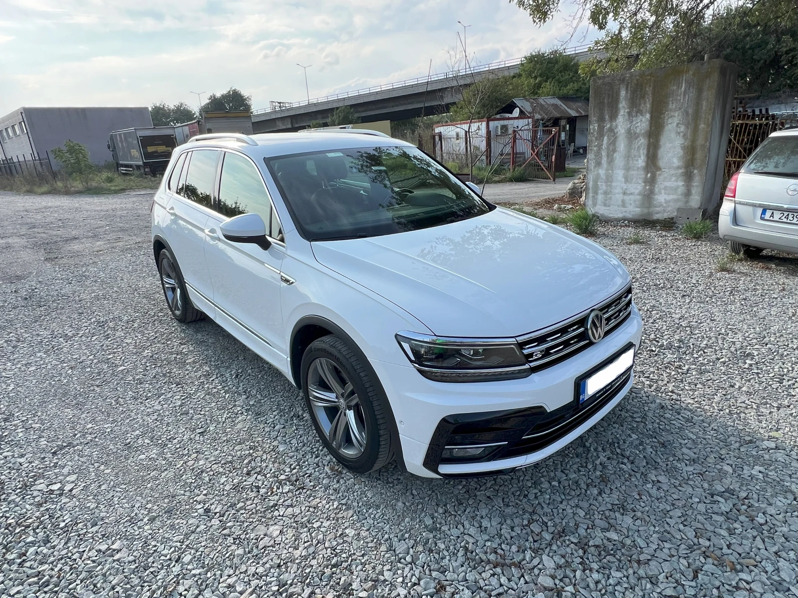 VW Tiguan R-line 4x4 DSG Keyless N1 - изображение 4