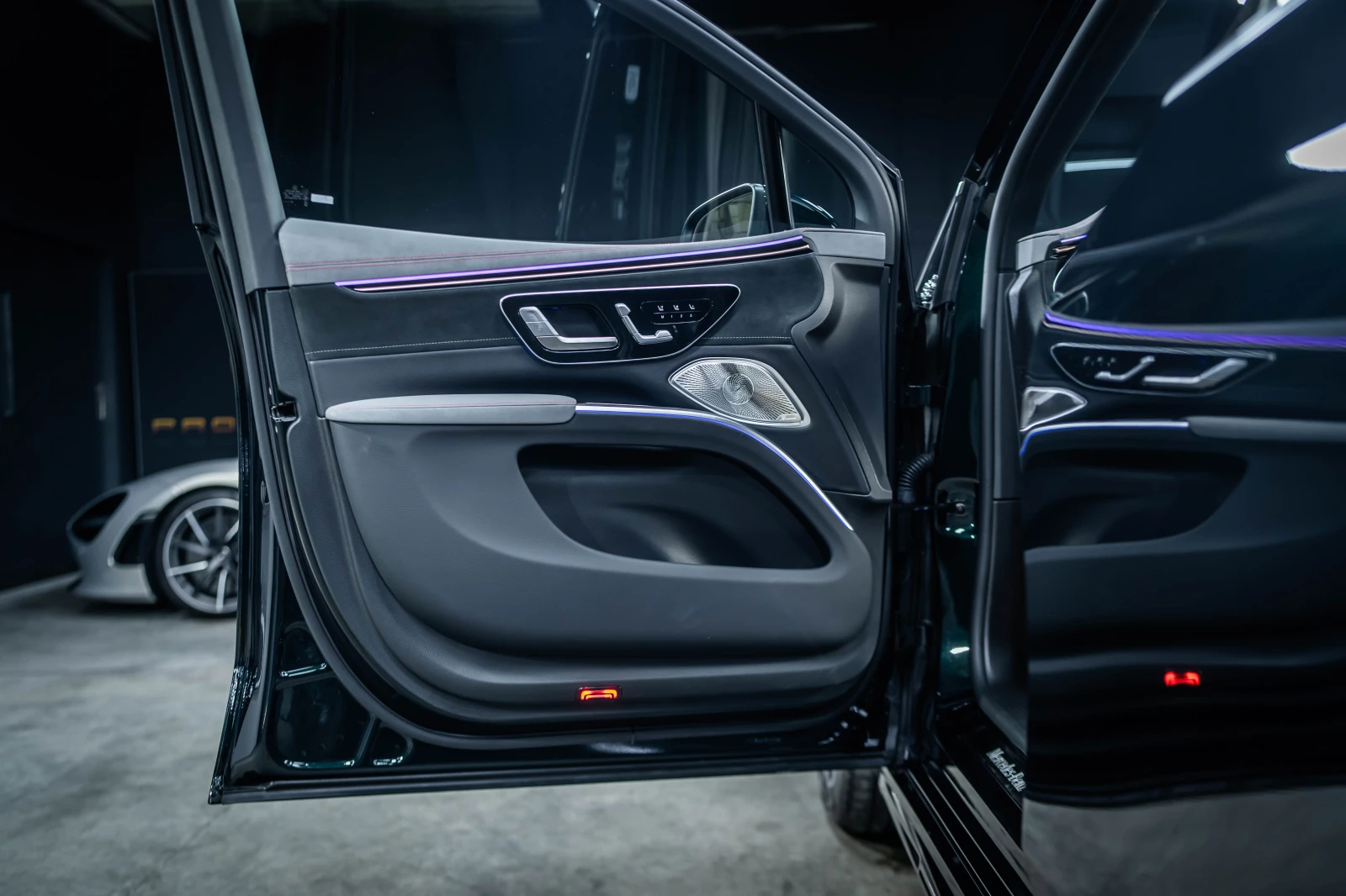 Mercedes-Benz EQS 450 4M SUV AMG Pano Hyperscreen - изображение 7