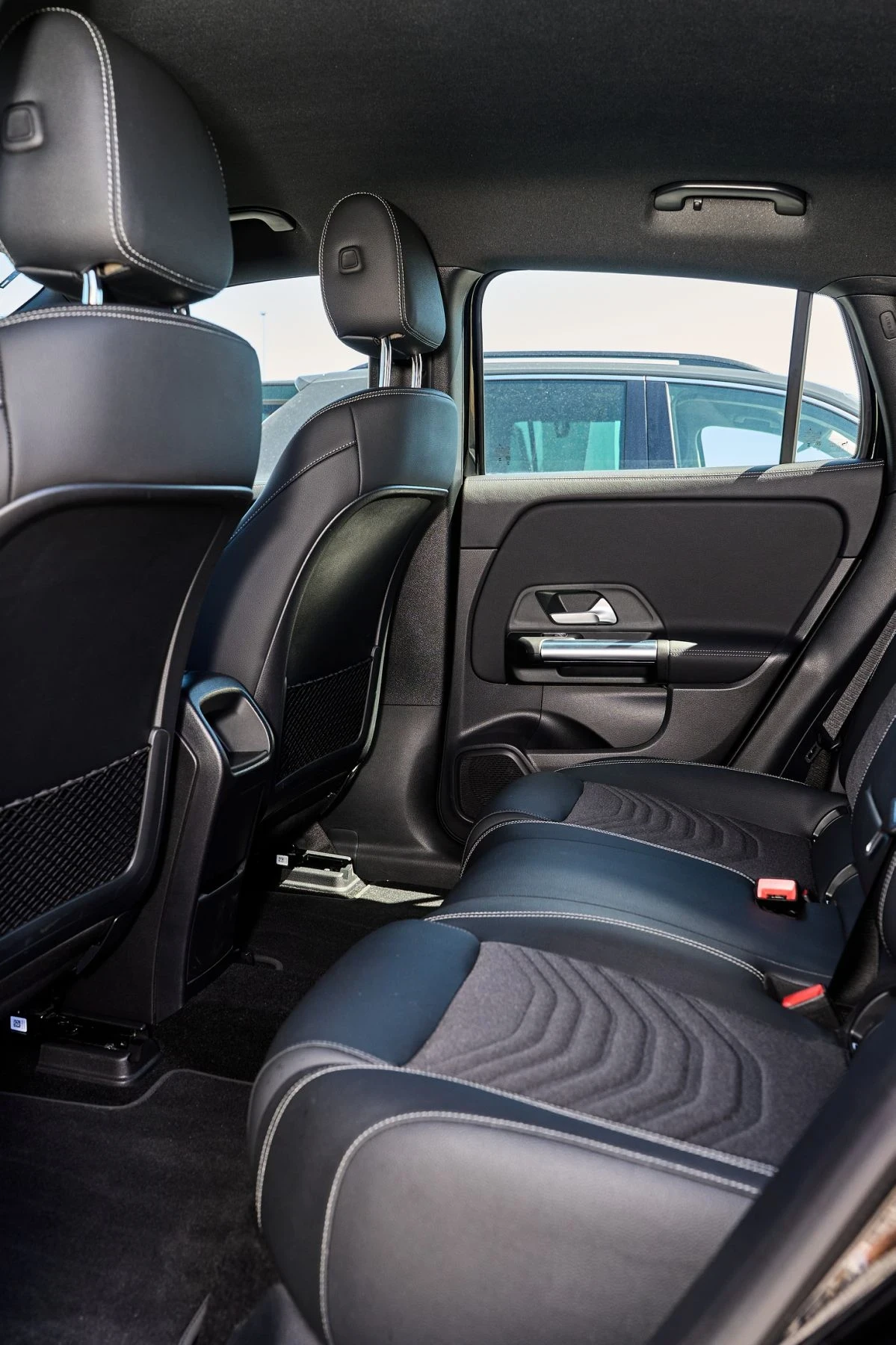 Mercedes-Benz EQA 250 FULL LED * Ambient/MBUX/ Камера/Подгрев/Lane A, снимка 12 - Автомобили и джипове - 55737357