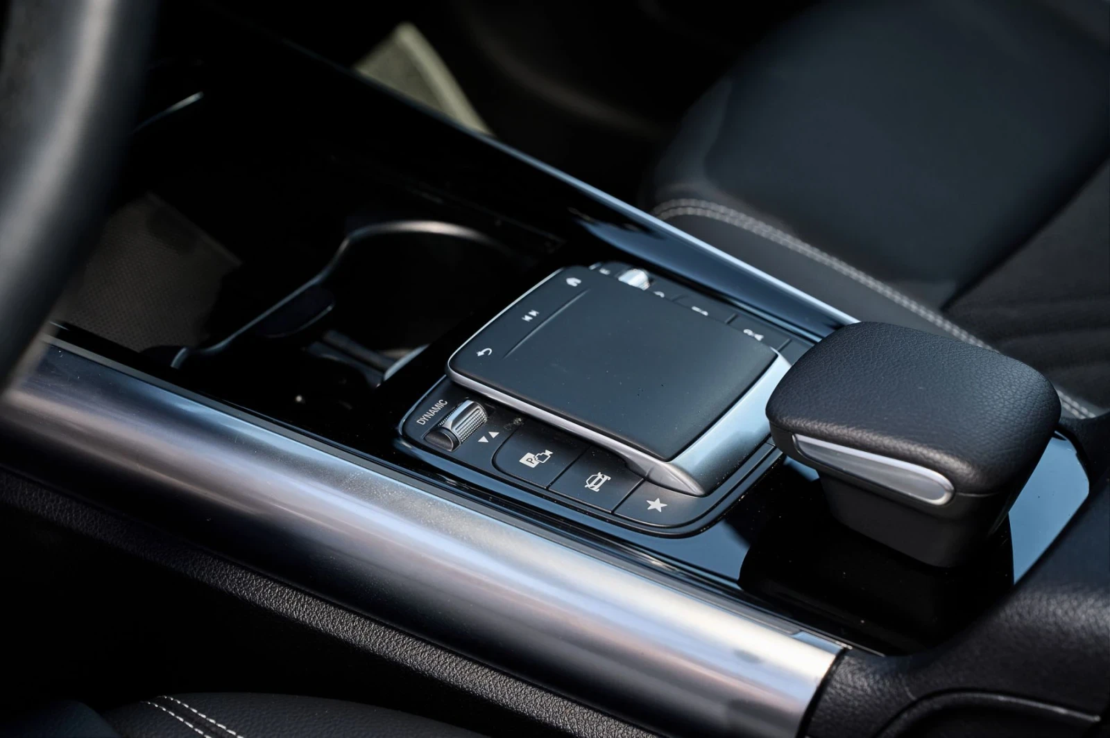 Mercedes-Benz EQA 250 FULL LED * Ambient/MBUX/ Камера/Подгрев/Lane A, снимка 11 - Автомобили и джипове - 55737357