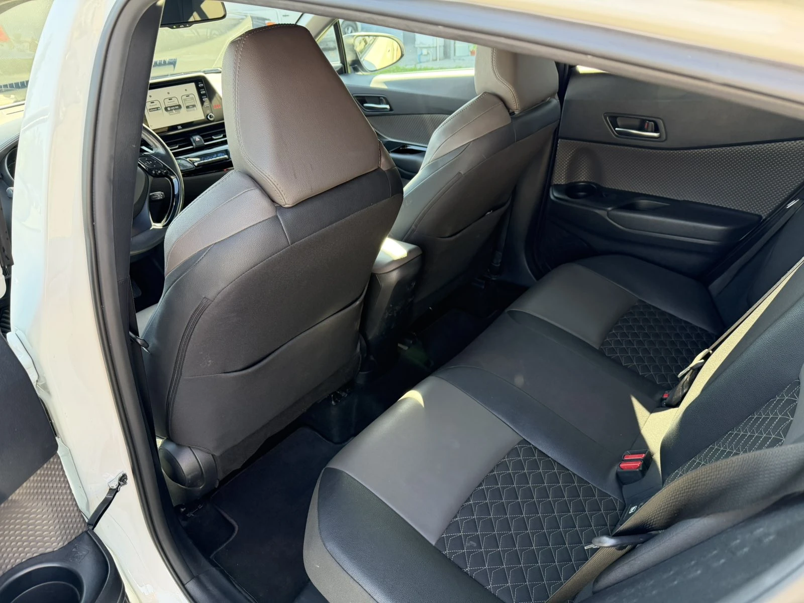 Toyota C-HR 2.0 HEV Classy, снимка 11 - Автомобили и джипове - 56288841