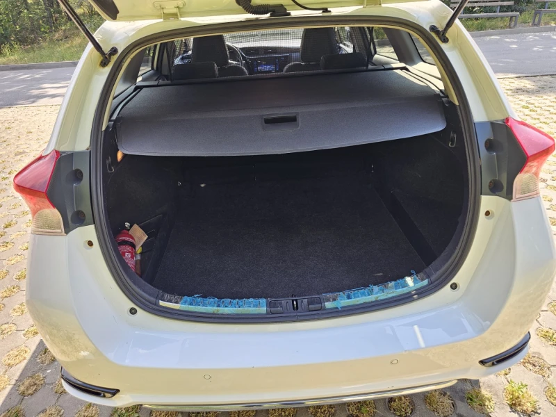 Toyota Auris HSD HIGH Plus (Chic Xtra), снимка 15 - Автомобили и джипове - 52523650