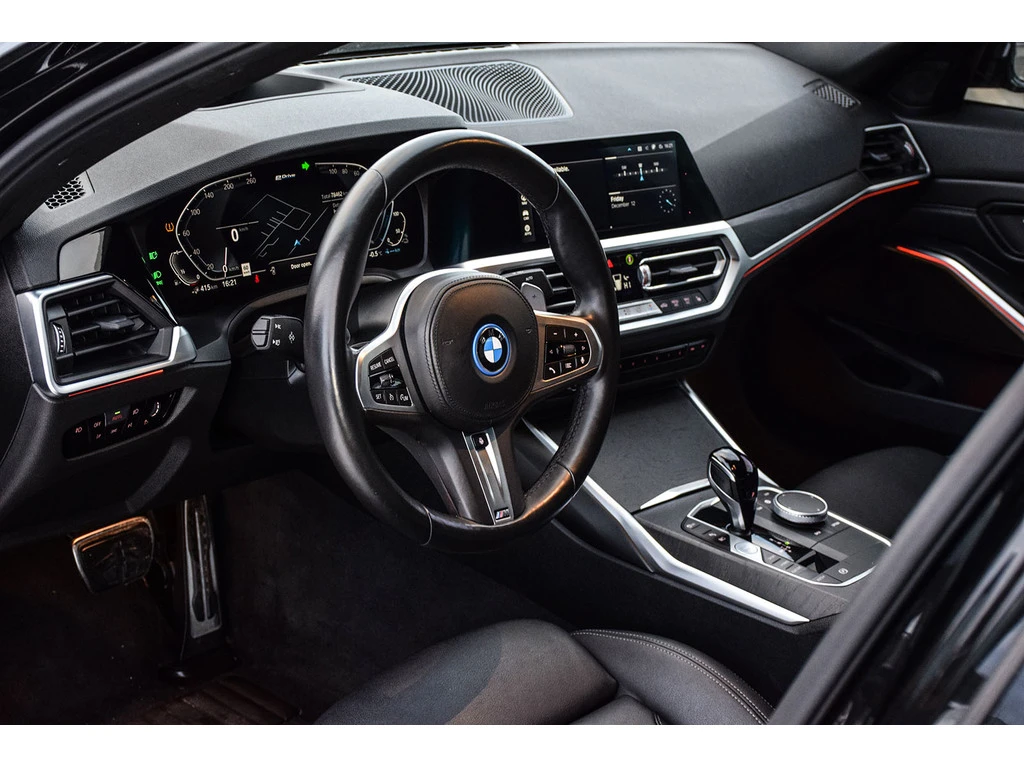 BMW 330 xDrive //M No Accident Prem Enhanced HUD Digi - изображение 10