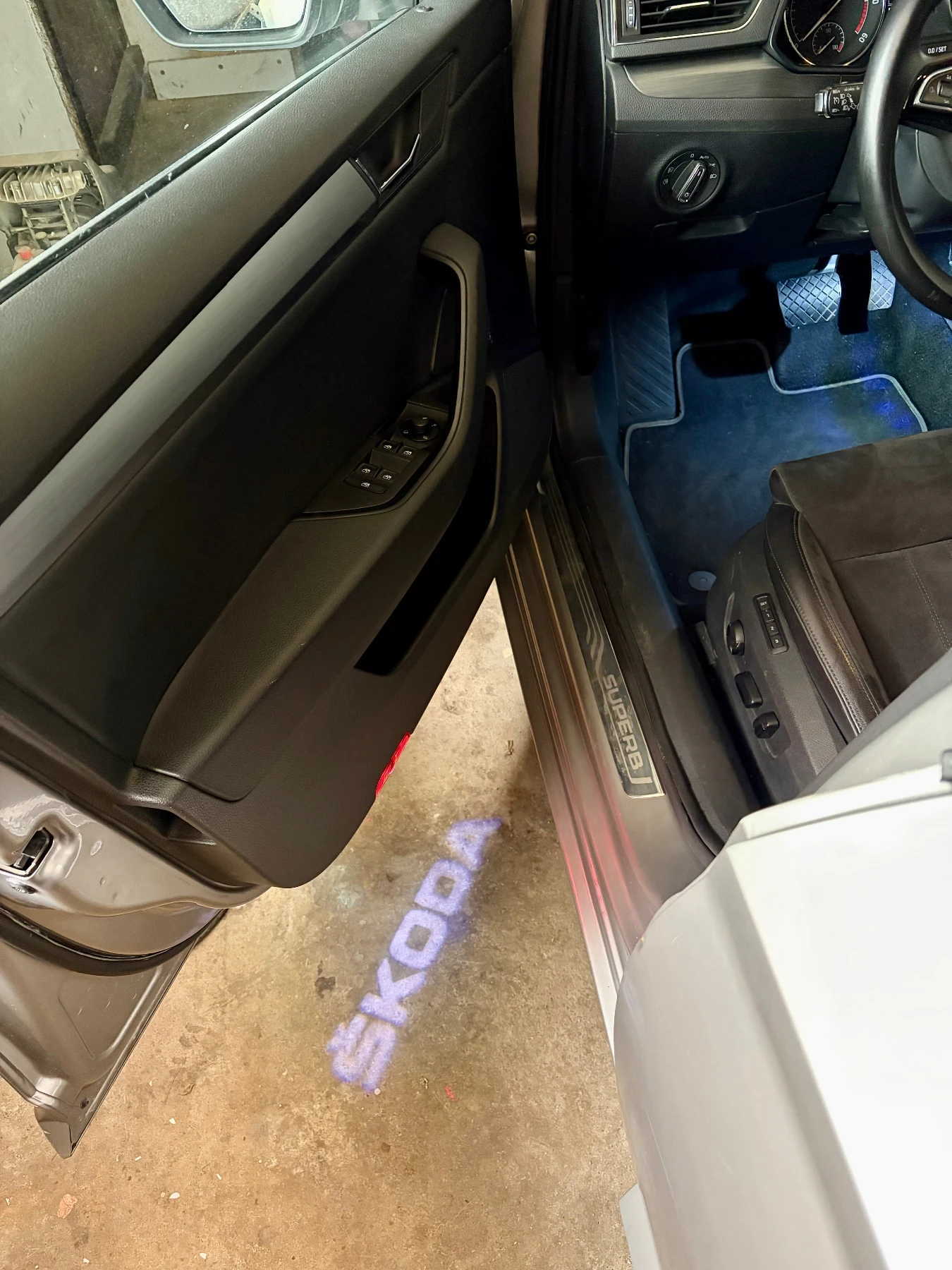 Skoda Superb Laurin & Klement 2.0 TDI 150 кс, снимка 8 - Автомобили и джипове - 54478369