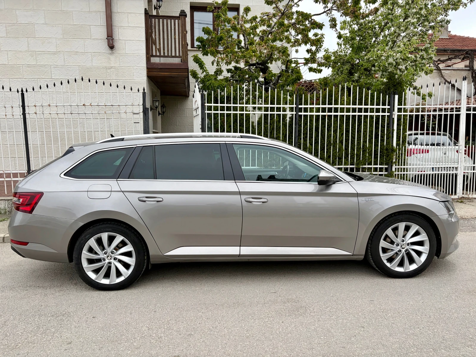 Skoda Superb Laurin & Klement 2.0 TDI 150 кс, снимка 3 - Автомобили и джипове - 54478369