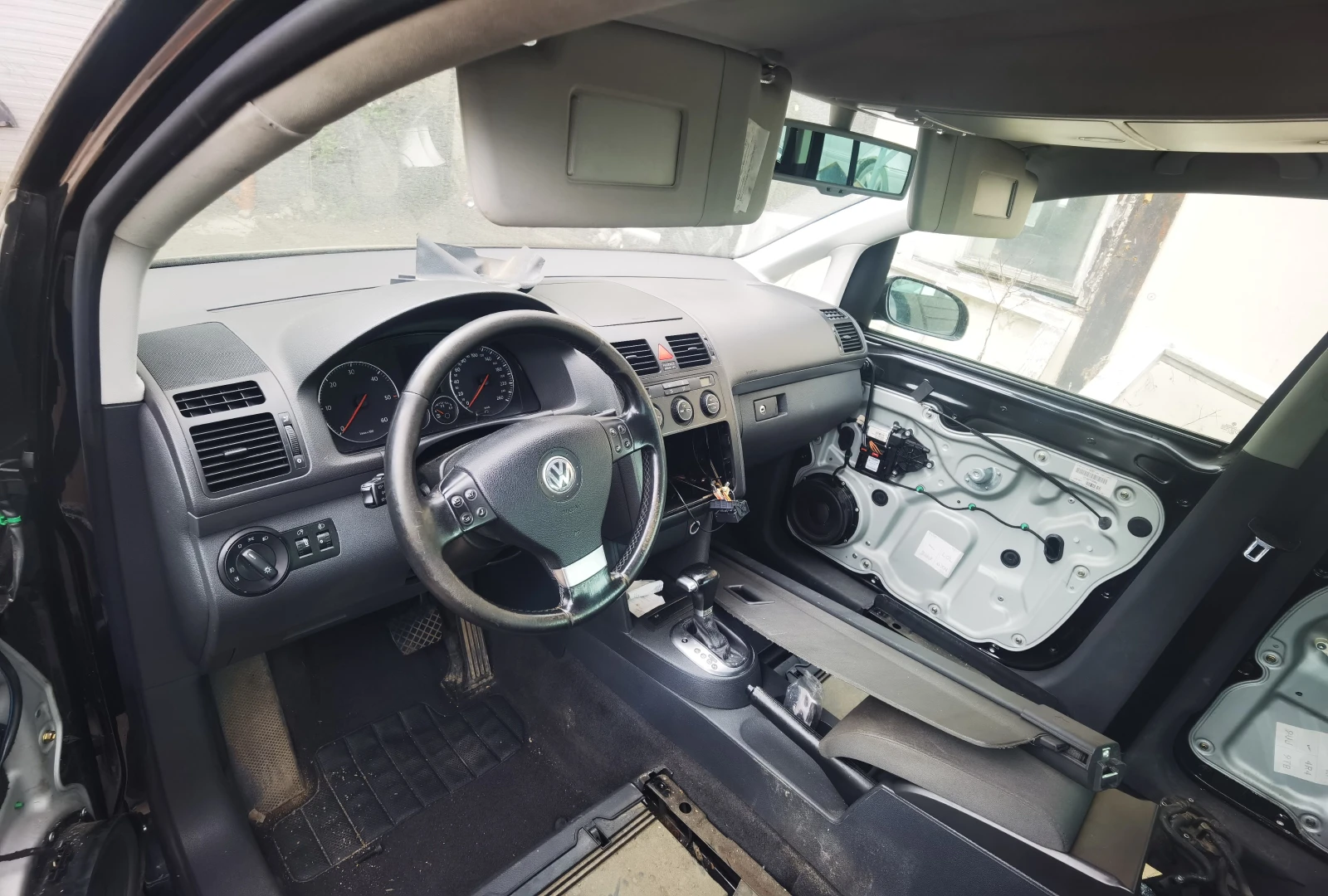 VW Touran, снимка 4 - Автомобили и джипове - 54599352
