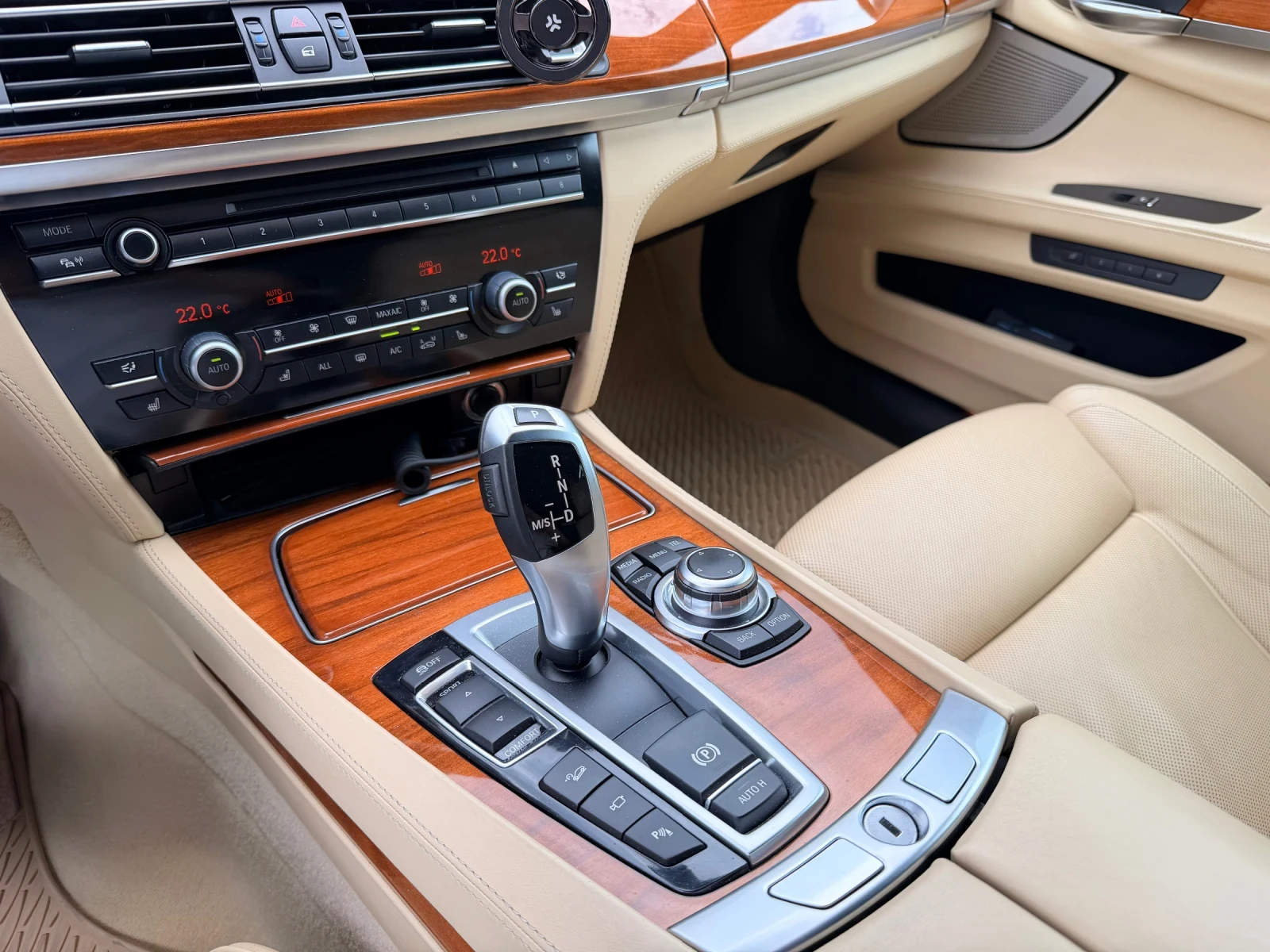 BMW 750 Ld xDrive Individual , снимка 7 - Автомобили и джипове - 54631869