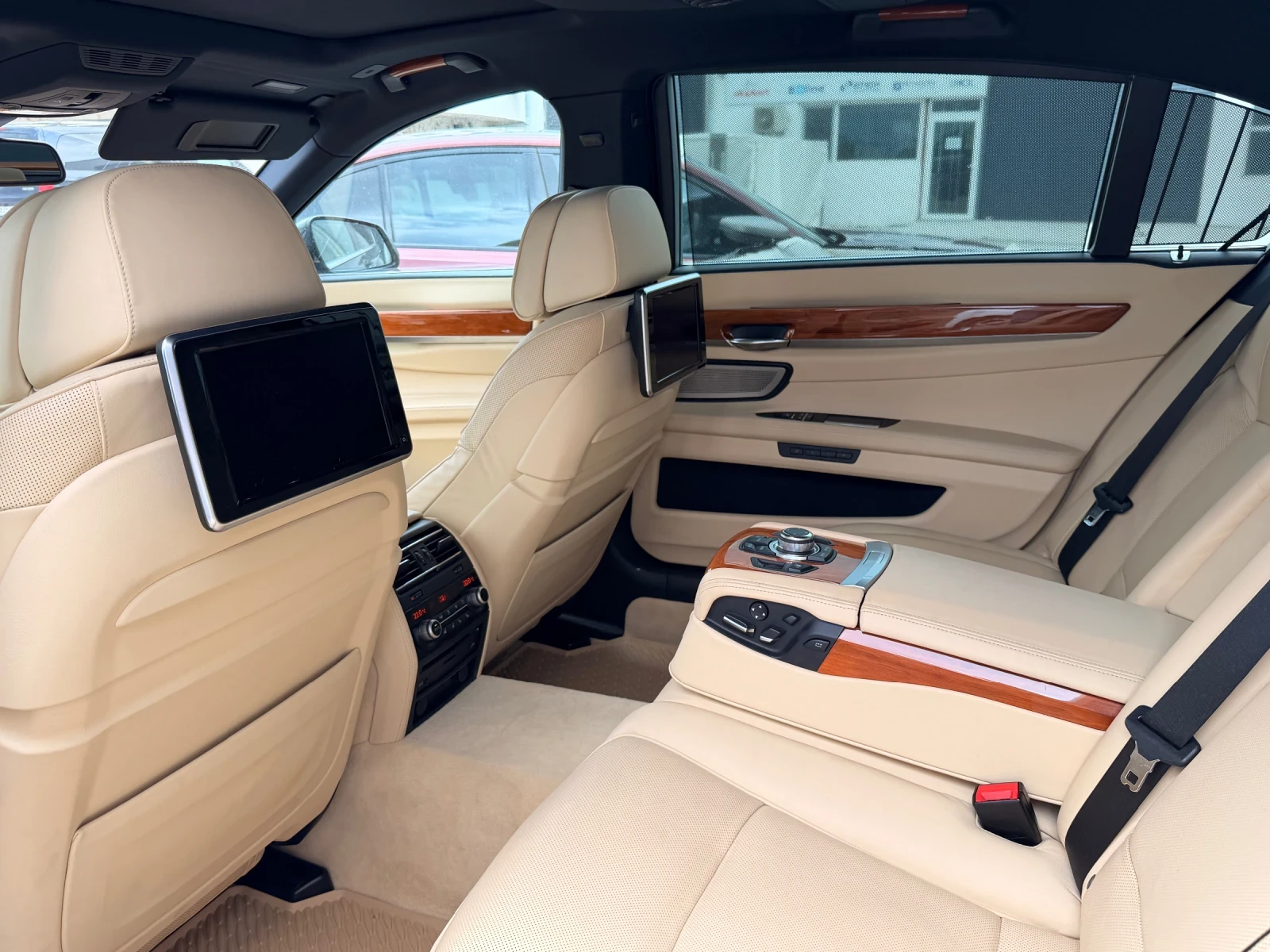BMW 750 Ld xDrive Individual , снимка 10 - Автомобили и джипове - 54631869