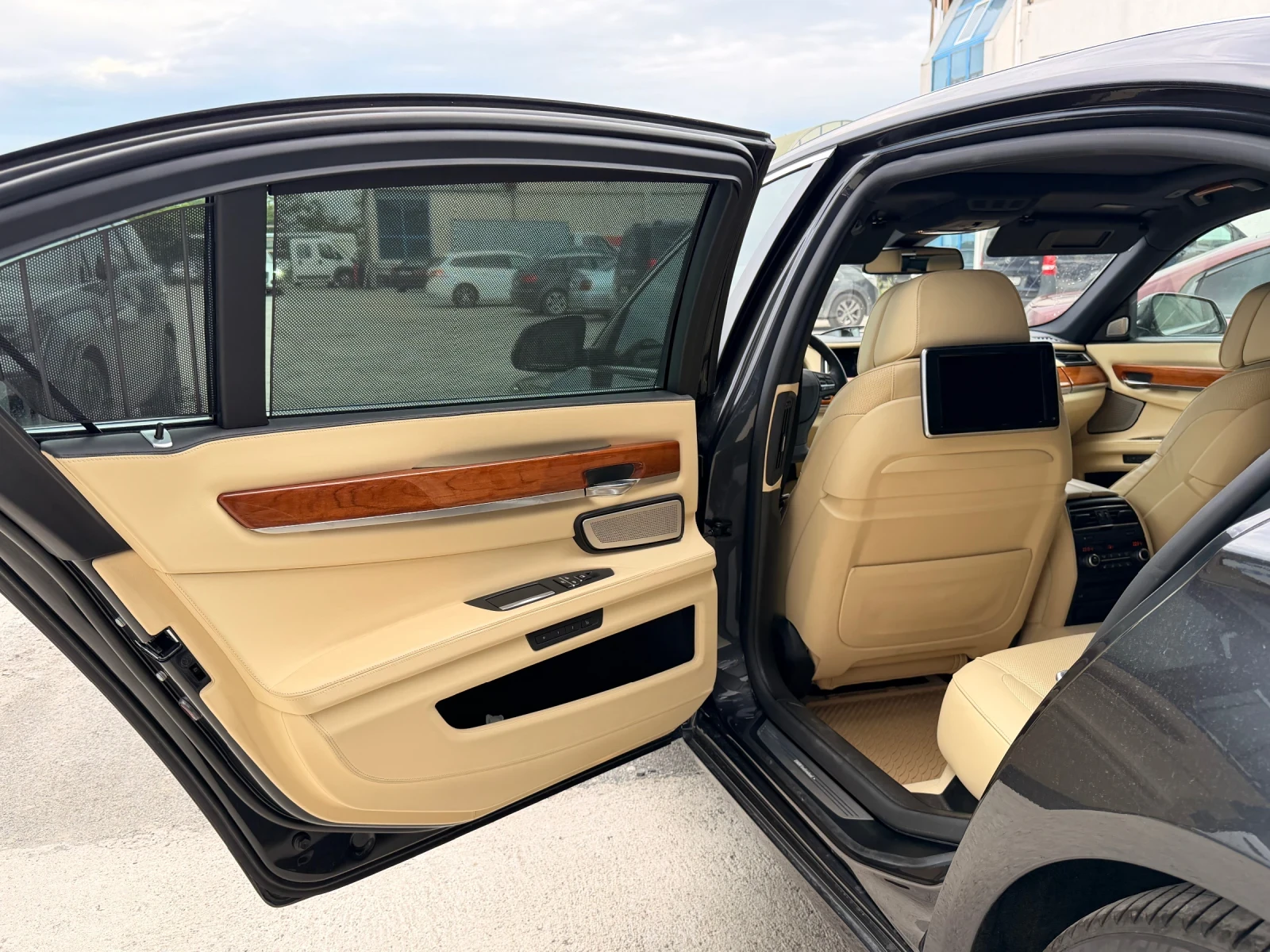 BMW 750 Ld xDrive Individual , снимка 9 - Автомобили и джипове - 54631869
