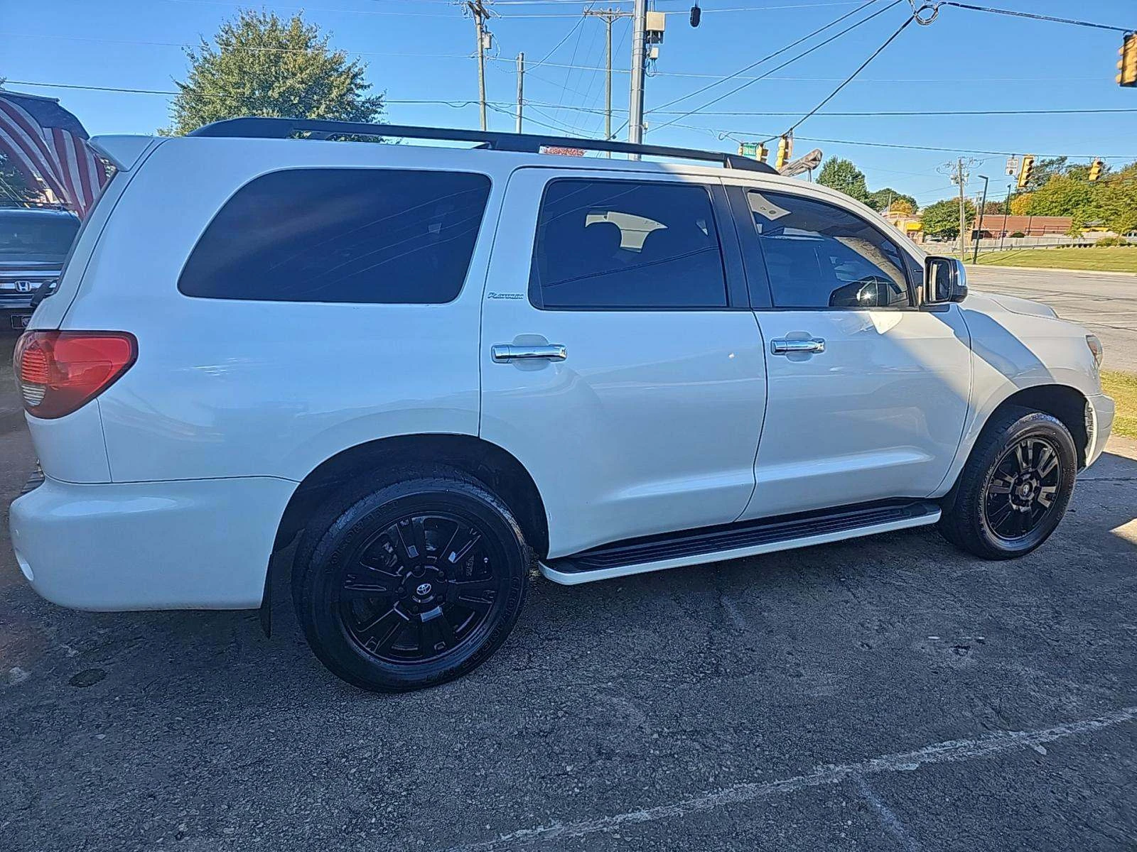 Toyota Sequoia PLATINUM* 4X4* ОБДУХВАНЕ* ПОДГРЕВИ* JBL* ШИБИДАХ   - изображение 4