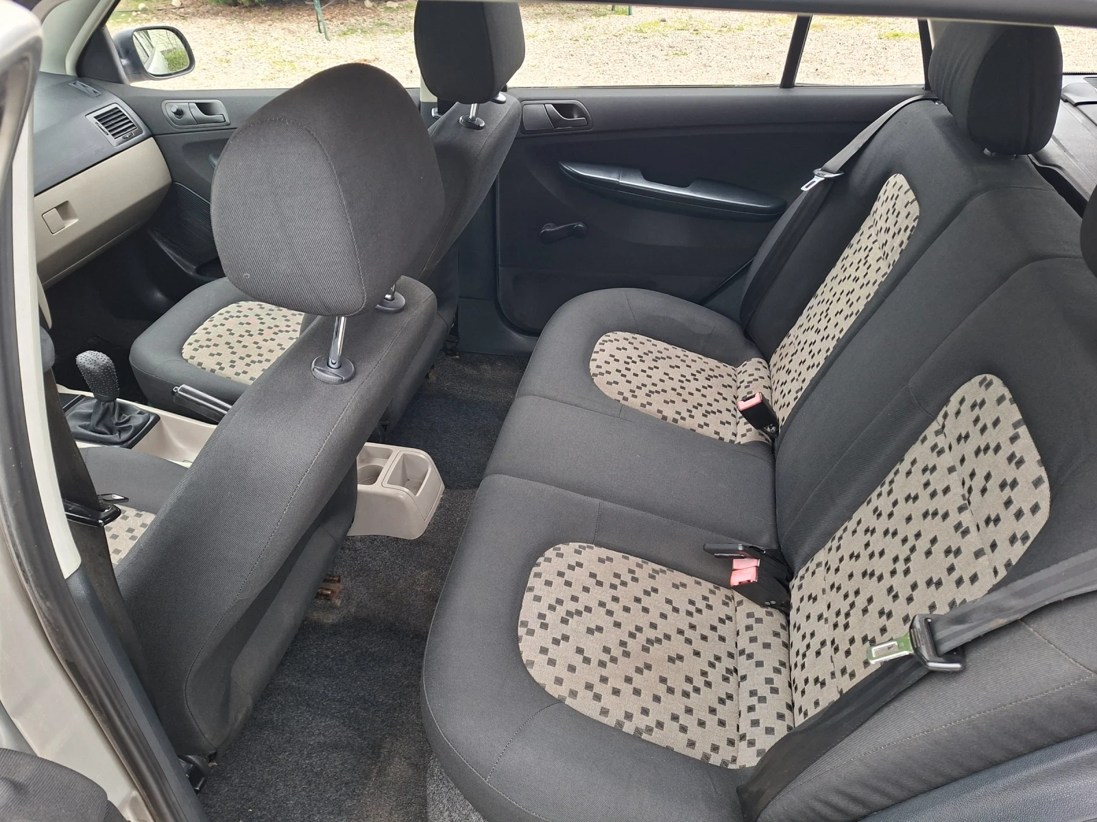 Skoda Fabia Бензин, снимка 16 - Автомобили и джипове - 53977085