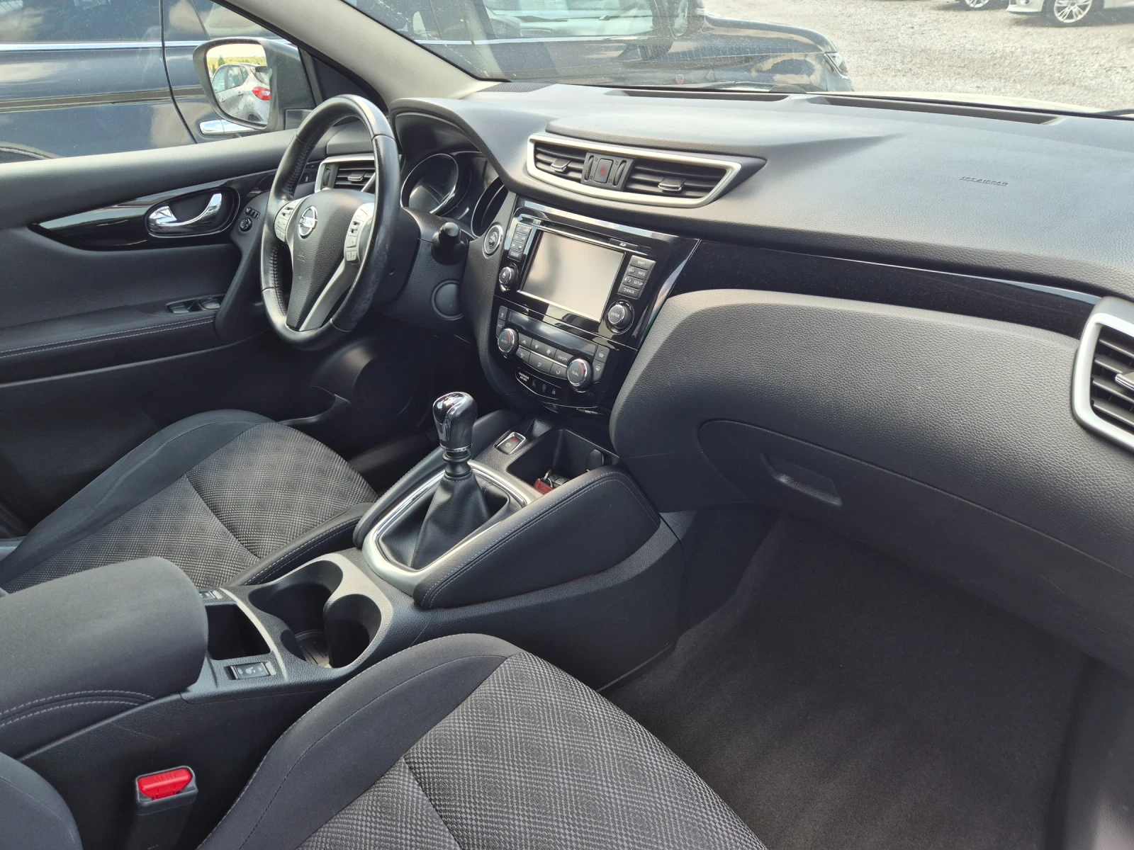 Nissan Qashqai 1.5 dci Tekna, снимка 11 - Автомобили и джипове - 54635049