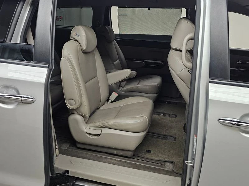Kia Carnival 2.2 Automatic, снимка 16 - Автомобили и джипове - 55464621