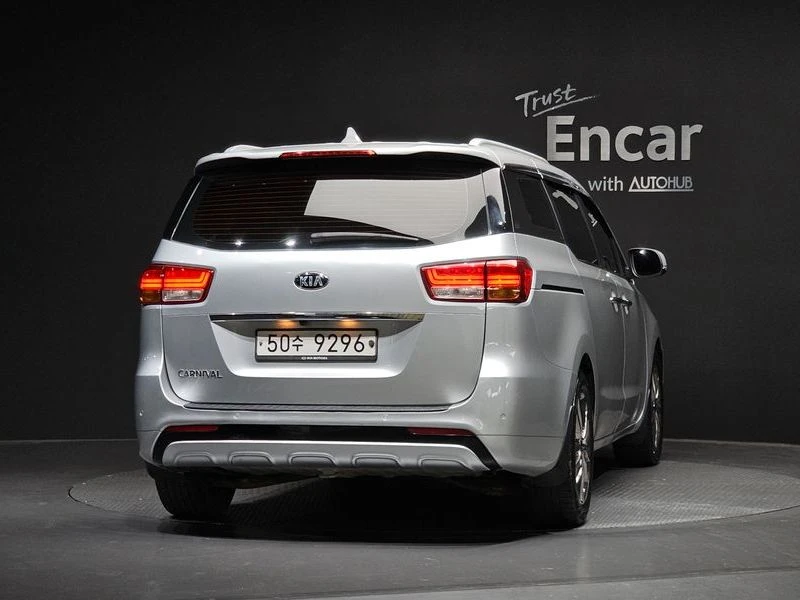 Kia Carnival 2.2 Automatic, снимка 4 - Автомобили и джипове - 55464621