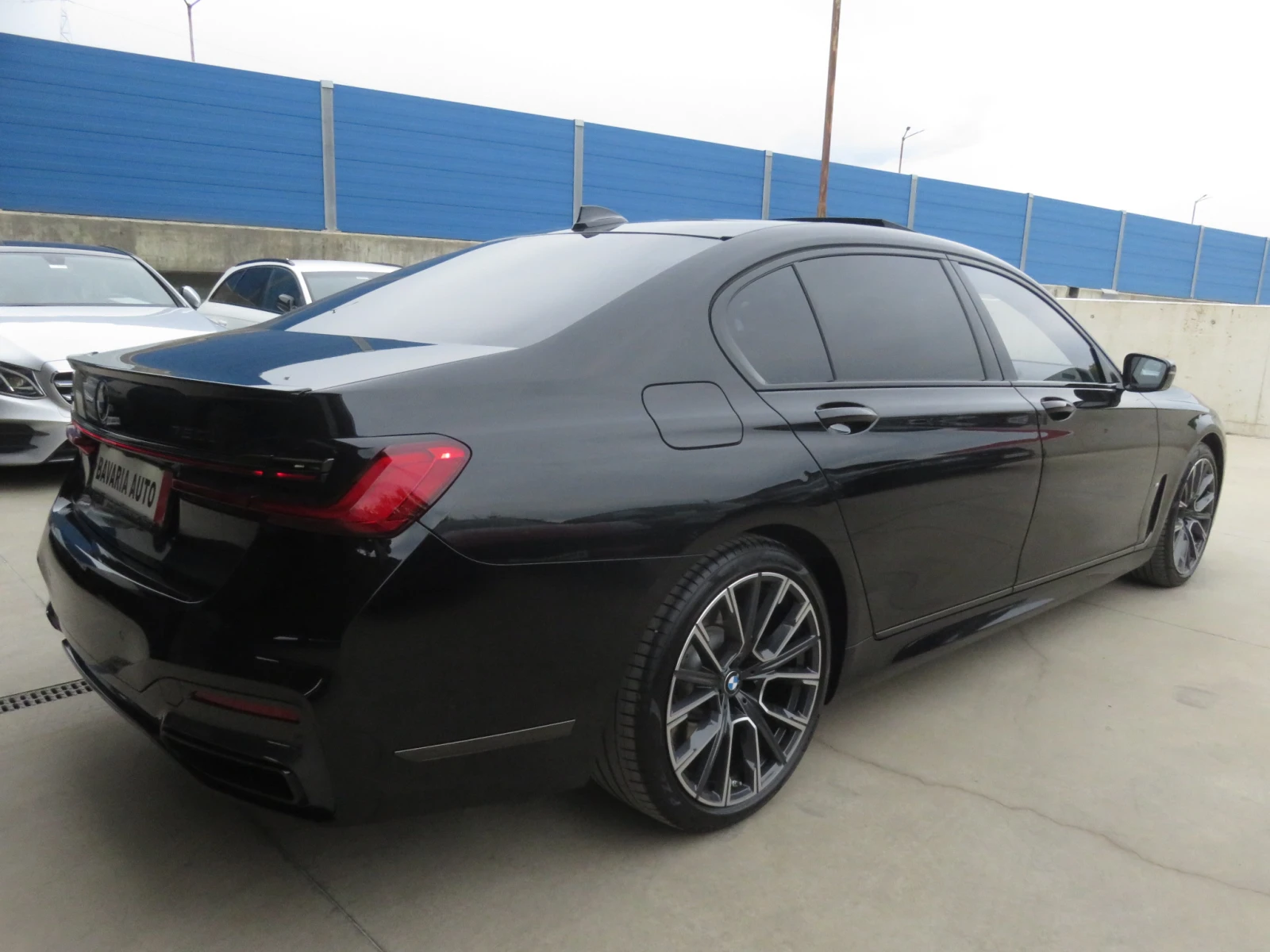 BMW 750 i Long xDrive M-Paket Individual - изображение 3