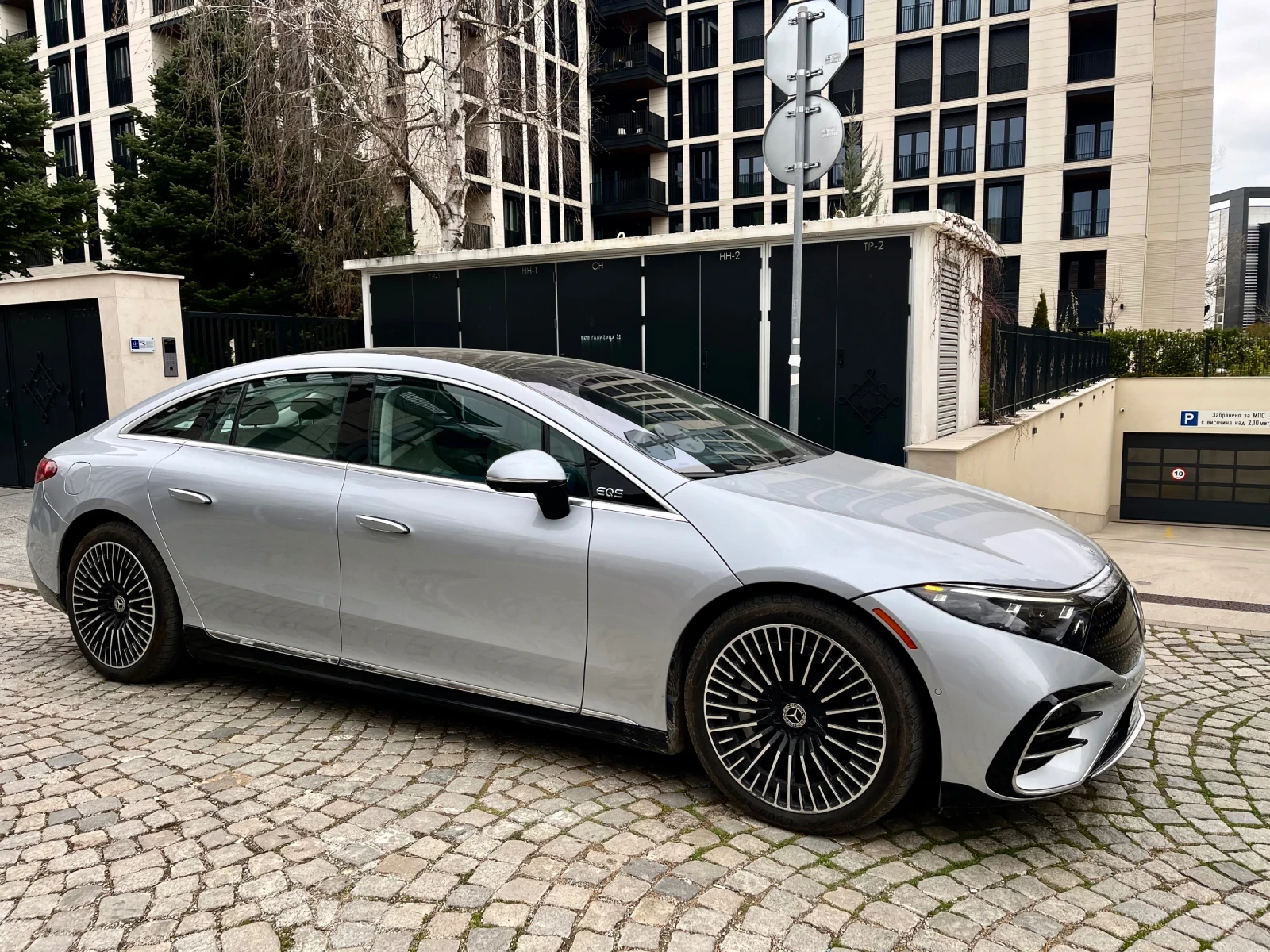 Mercedes-Benz EQS 580 4 MATIC* Hyperscreen* HuD* Pano, снимка 4 - Автомобили и джипове - 53905003