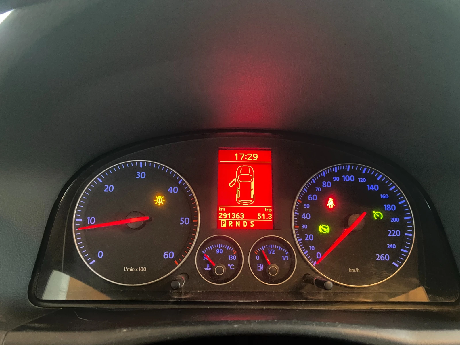 VW Touran 2.0 TDI Cross 7 места, снимка 16 - Автомобили и джипове - 53965202