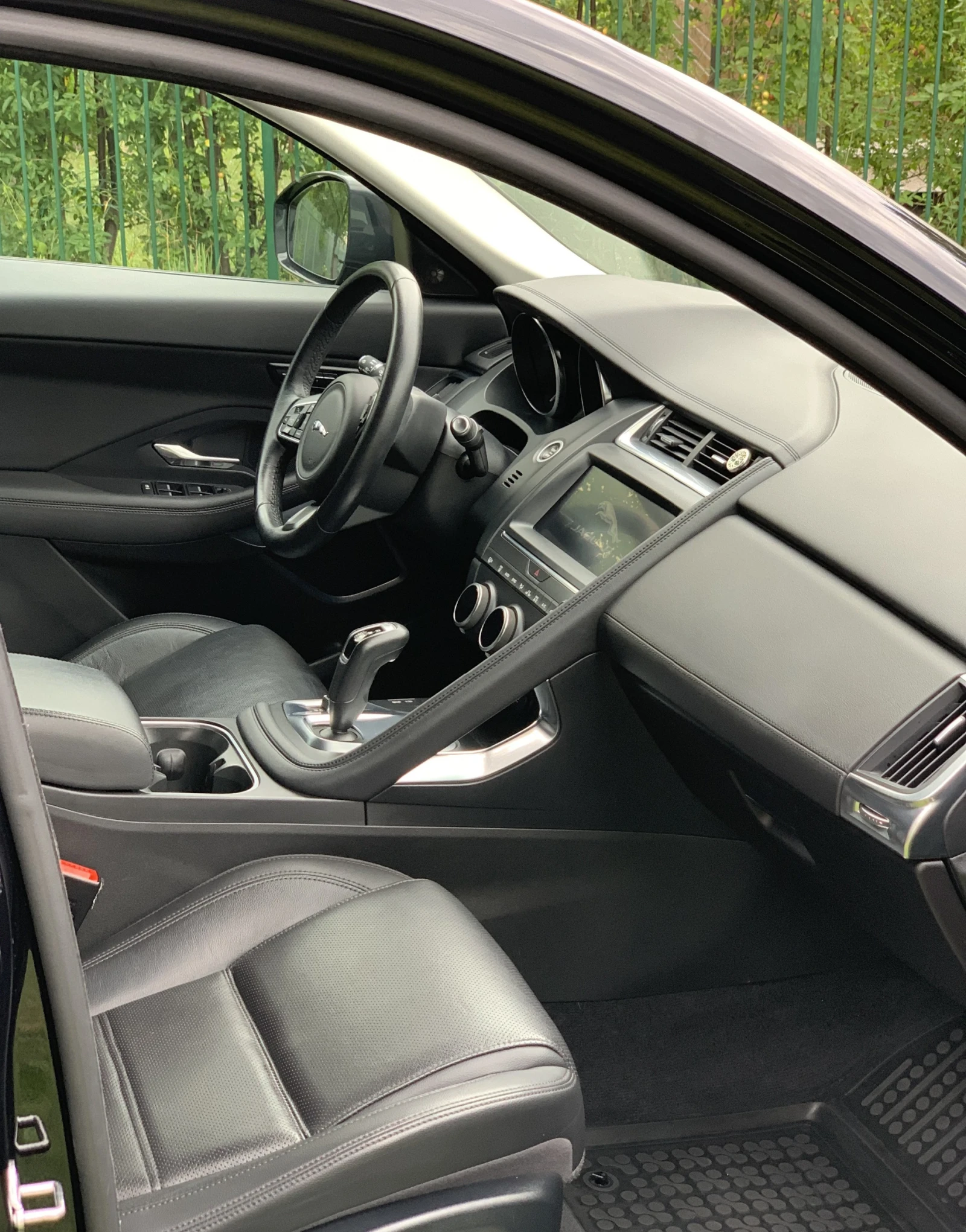 Jaguar E-pace P200 4x4, снимка 15 - Автомобили и джипове - 55252030