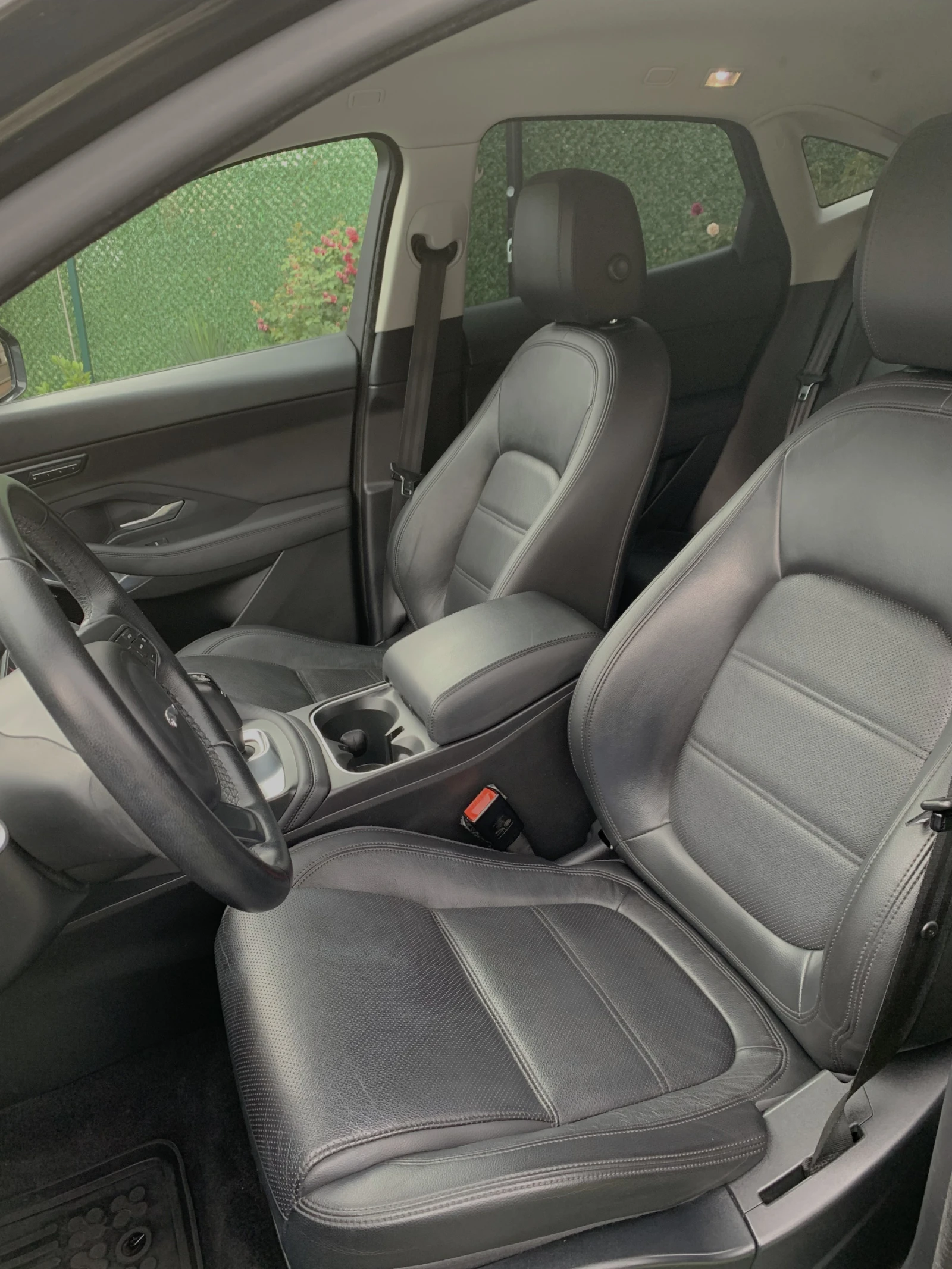 Jaguar E-pace P200 4x4, снимка 14 - Автомобили и джипове - 55252030
