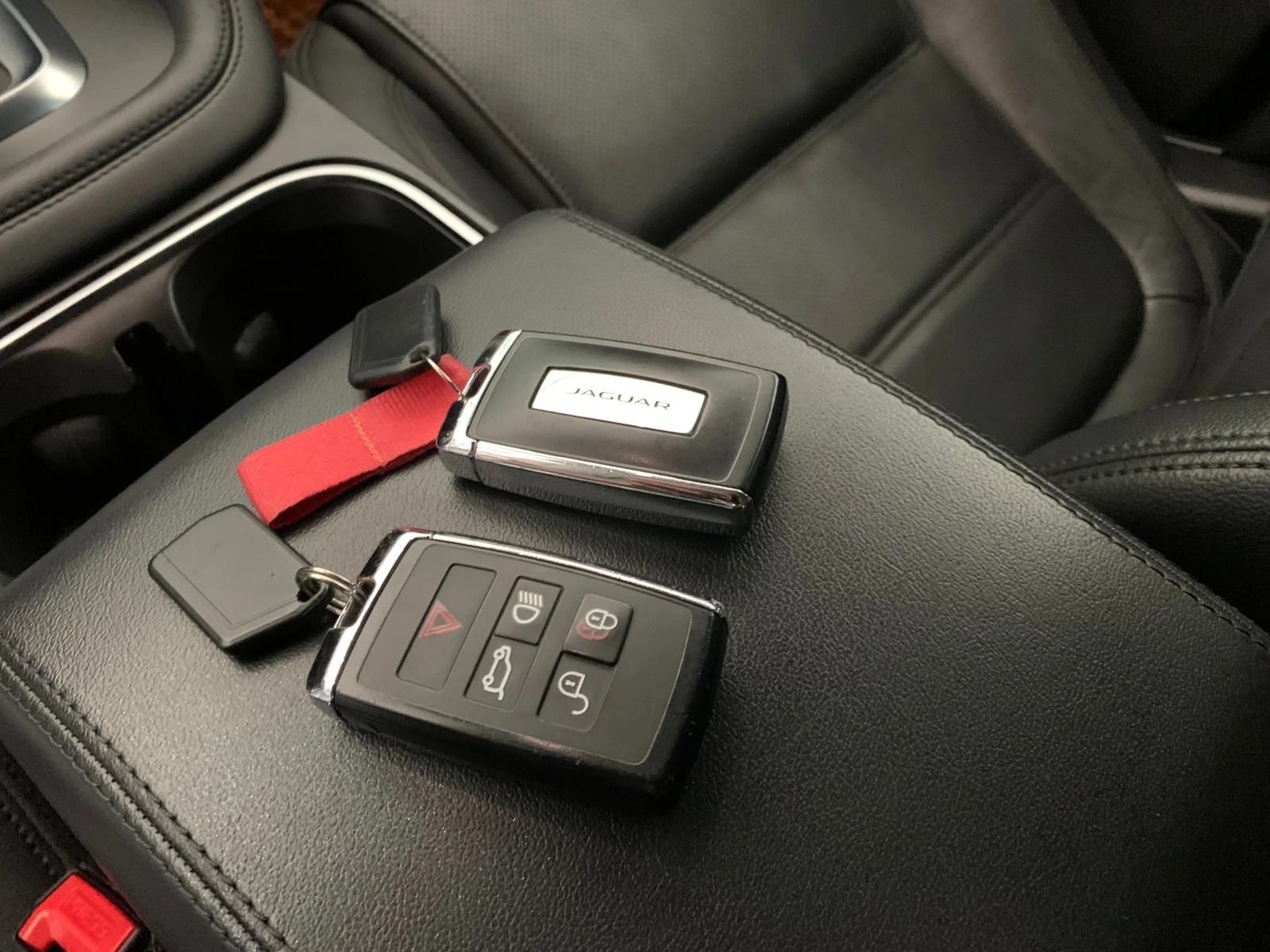 Jaguar E-pace P200 4x4, снимка 17 - Автомобили и джипове - 55252030