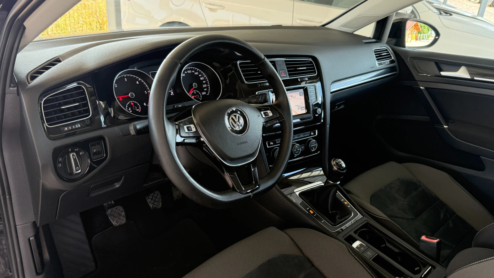 VW Golf 1.6TDI-110кс/NAVI/КАМЕРА/АЛКАНТАРА/EURO 6B-ИТАЛИЯ, снимка 12 - Автомобили и джипове - 55644697