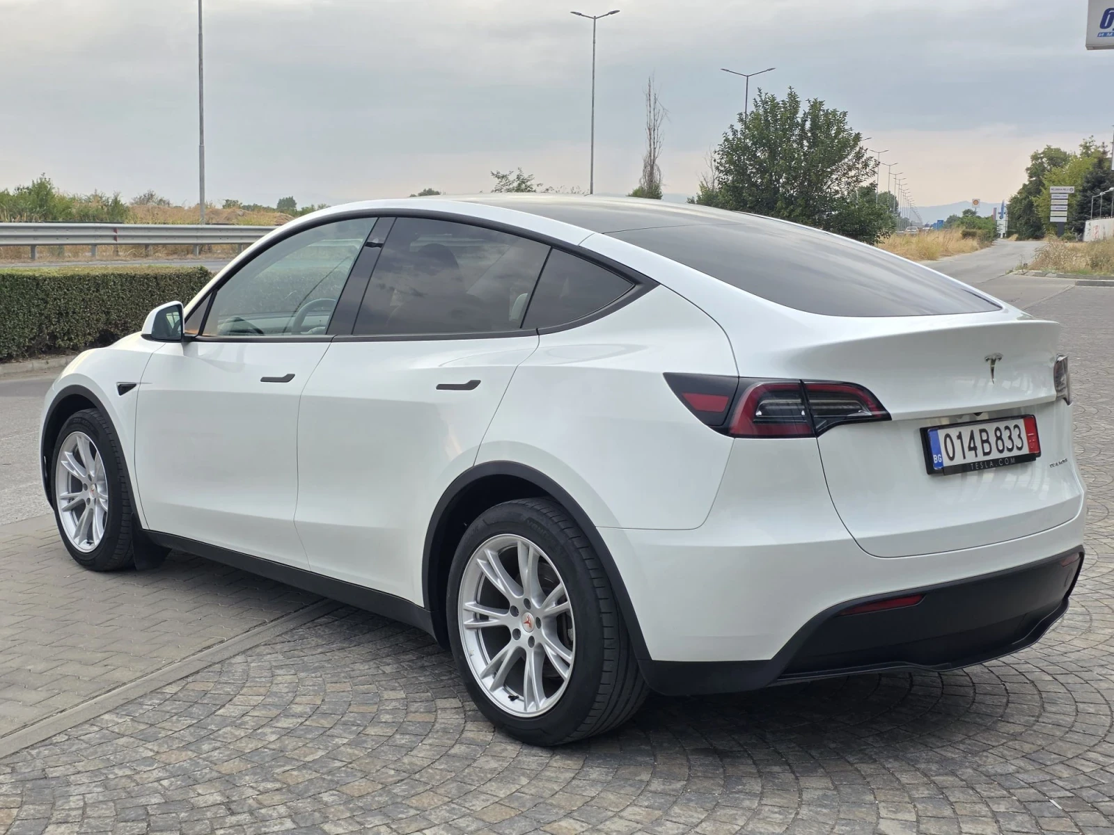 Tesla Model Y LONG RANGE/ DUAl MOTOR/ GERMANY/ НАЛИЧНА, снимка 3 - Автомобили и джипове - 55930818