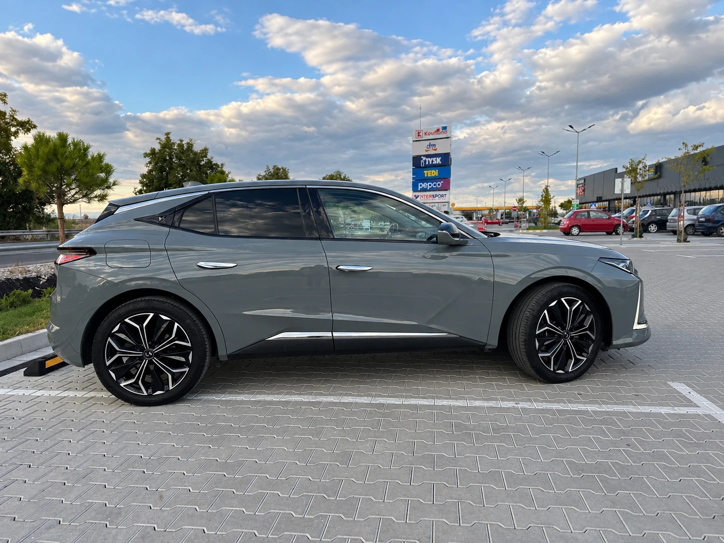 DS DS 4 1.6PHEV* ГАРАНЦИЯ* HeadUp* ОБСЛУЖЕН* КОЖА* DISTRON, снимка 3 - Автомобили и джипове - 56202584