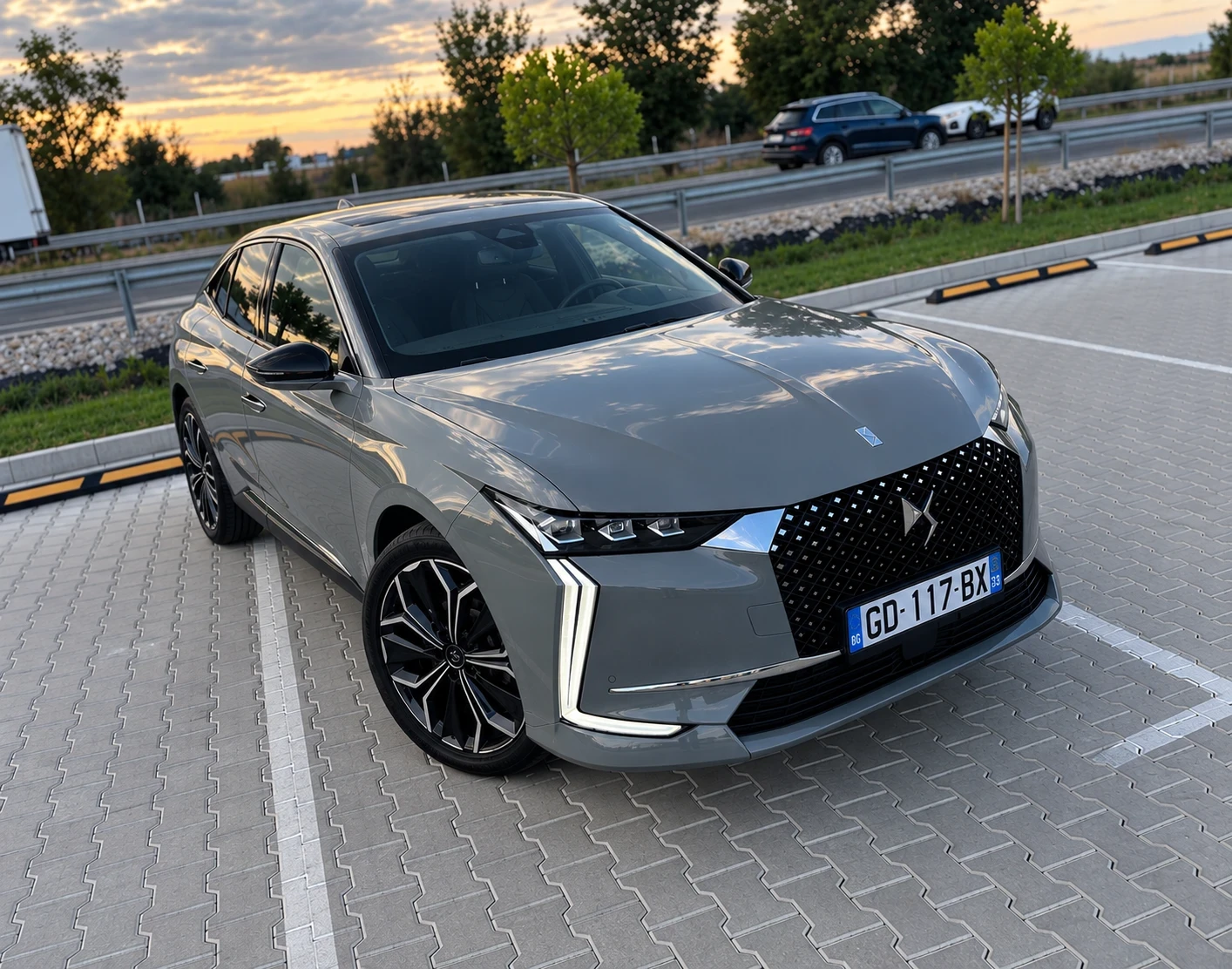 DS DS 4 1.6PHEV* ГАРАНЦИЯ* HeadUp* ОБСЛУЖЕН* КОЖА* DISTRON