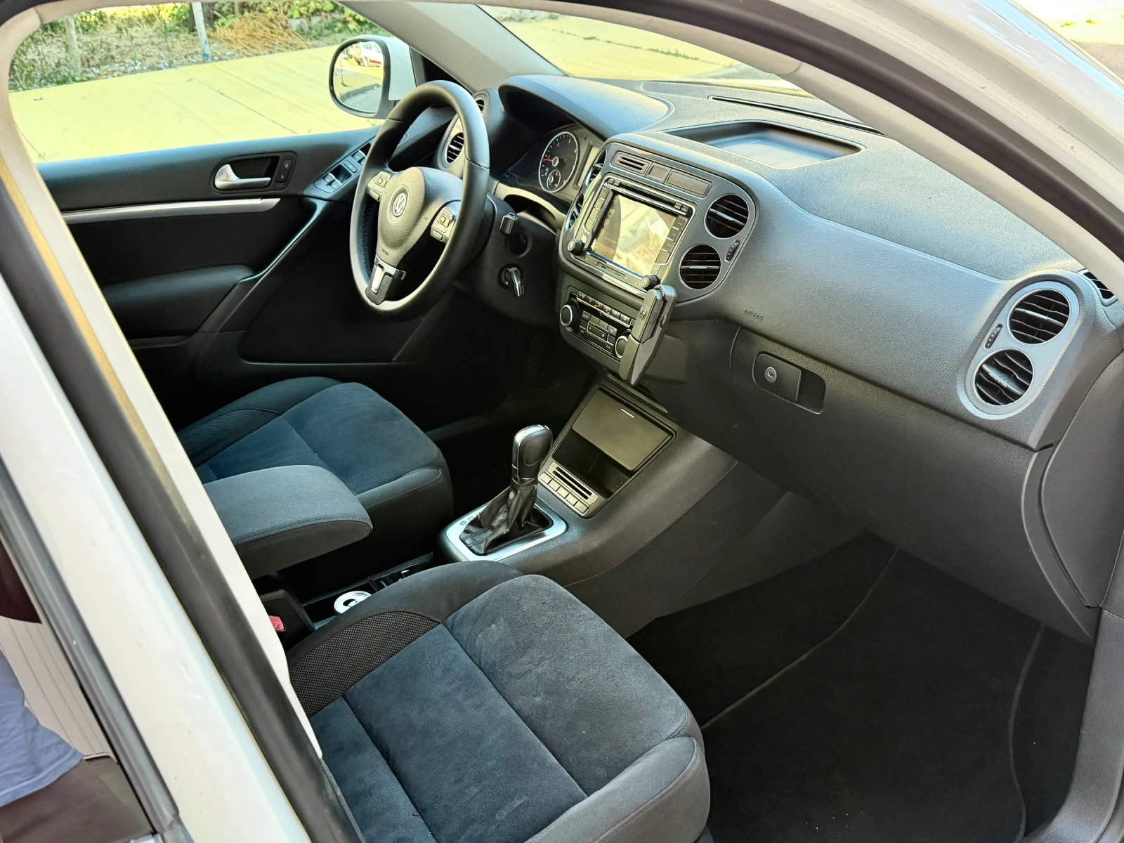 VW Tiguan 2.0TDI* 4x4* Automatic* Navi* Регистриран, снимка 9 - Автомобили и джипове - 55696318