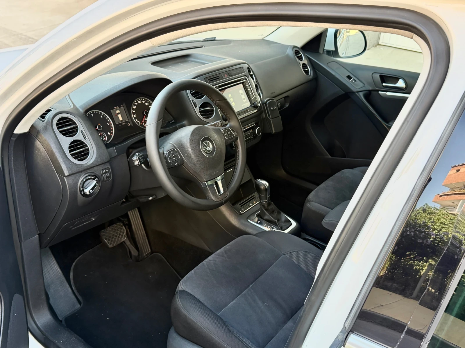 VW Tiguan 2.0TDI* 4x4* Automatic* Navi* Регистриран, снимка 8 - Автомобили и джипове - 55696318