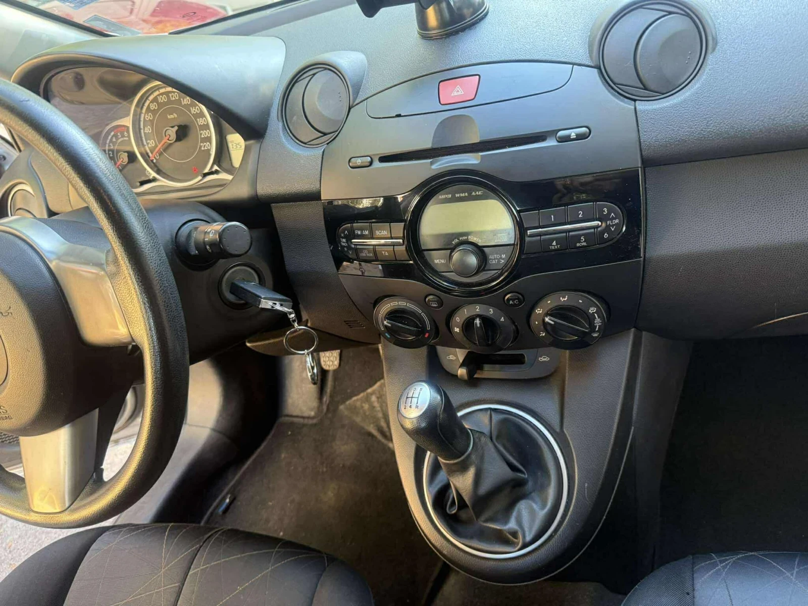 Mazda 2  - изображение 9