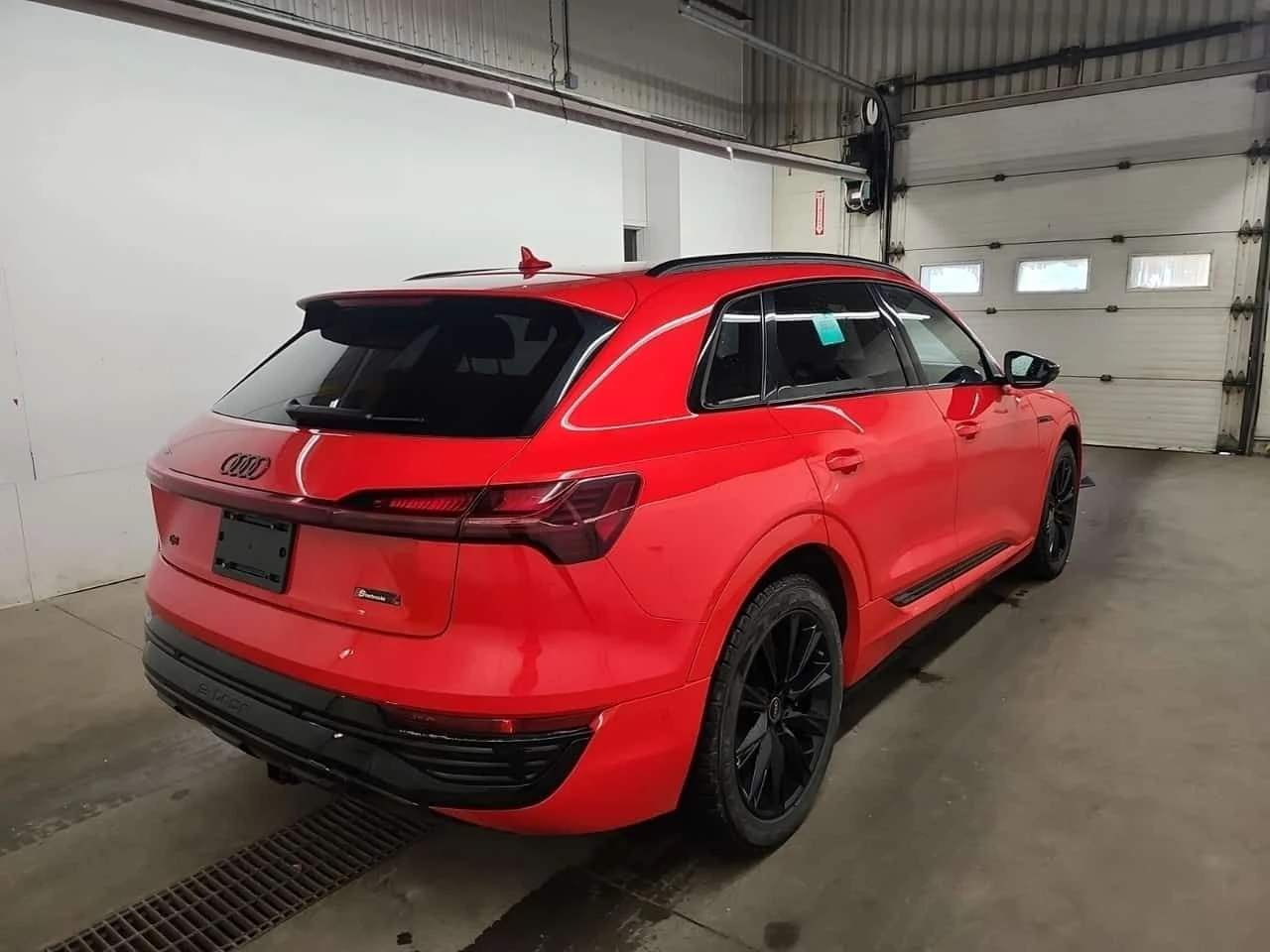 Audi Q8 Е-TRON| PANO| HUD| 360| ПАМЕТ| 2 КЛЮЧА, снимка 3 - Автомобили и джипове - 54226070