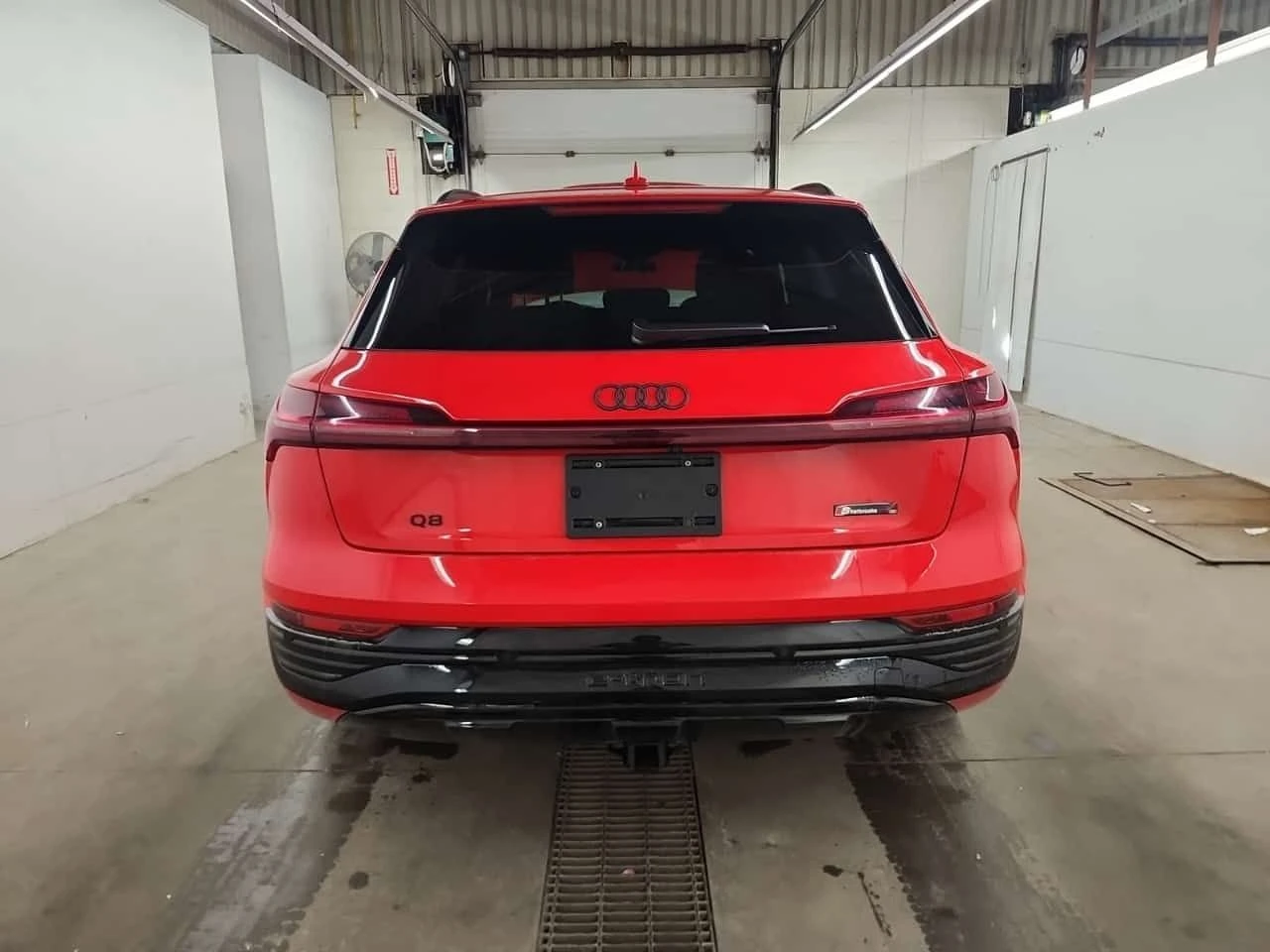 Audi Q8 Е-TRON| PANO| HUD| 360| ПАМЕТ| 2 КЛЮЧА, снимка 5 - Автомобили и джипове - 54226070