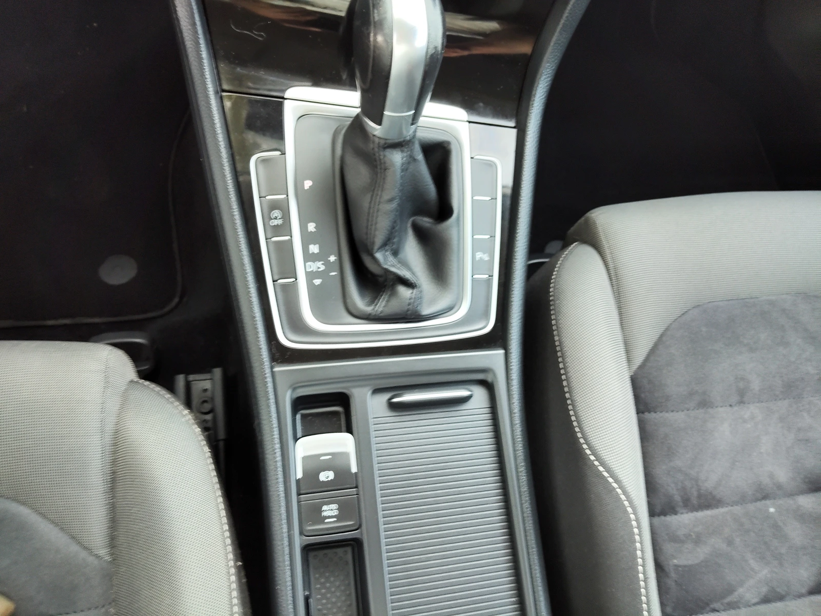 VW Golf 2, 0TDI AUT HIGHLINE, снимка 11 - Автомобили и джипове - 55767544