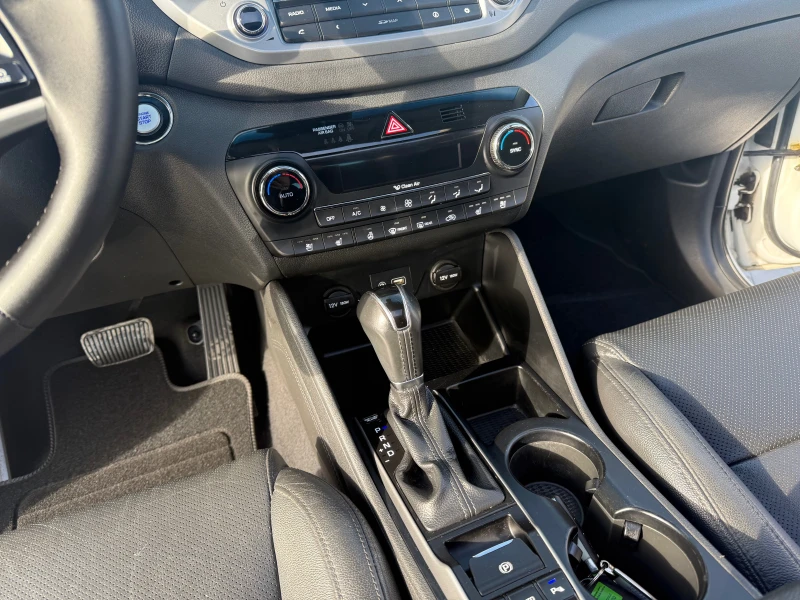 Hyundai Tucson 1.7 crdi СОБСТВЕН ЛИЗИНГ !!!, снимка 12 - Автомобили и джипове - 53392050