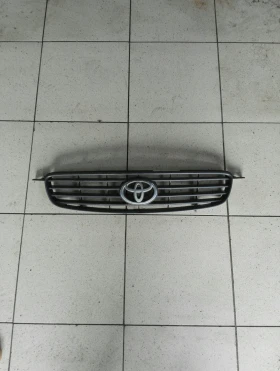 Решетка между фарове Тойота Корола