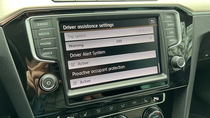 VW Passat 2.0 TDI Highline, снимка 15 - Автомобили и джипове - 52903244