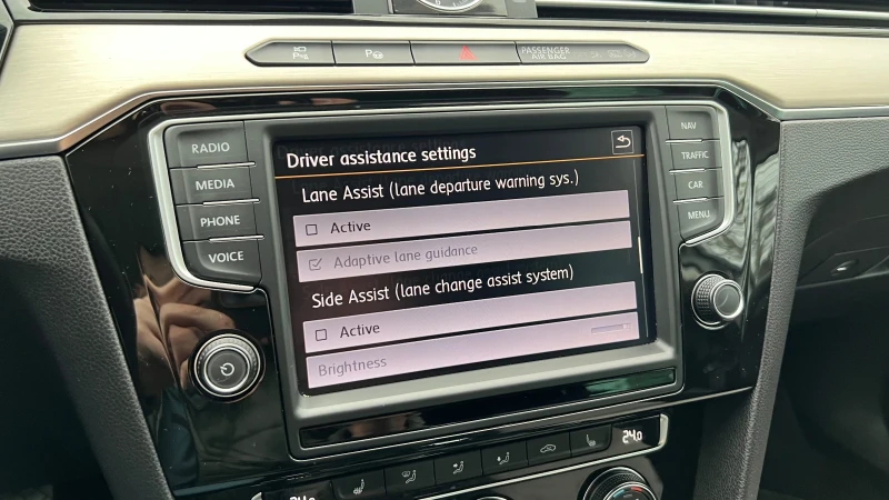 VW Passat 2.0 TDI Highline, снимка 13 - Автомобили и джипове - 52903244