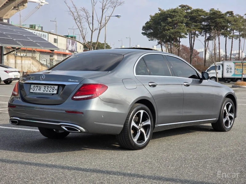 Mercedes-Benz E 220, снимка 3 - Автомобили и джипове - 52992311